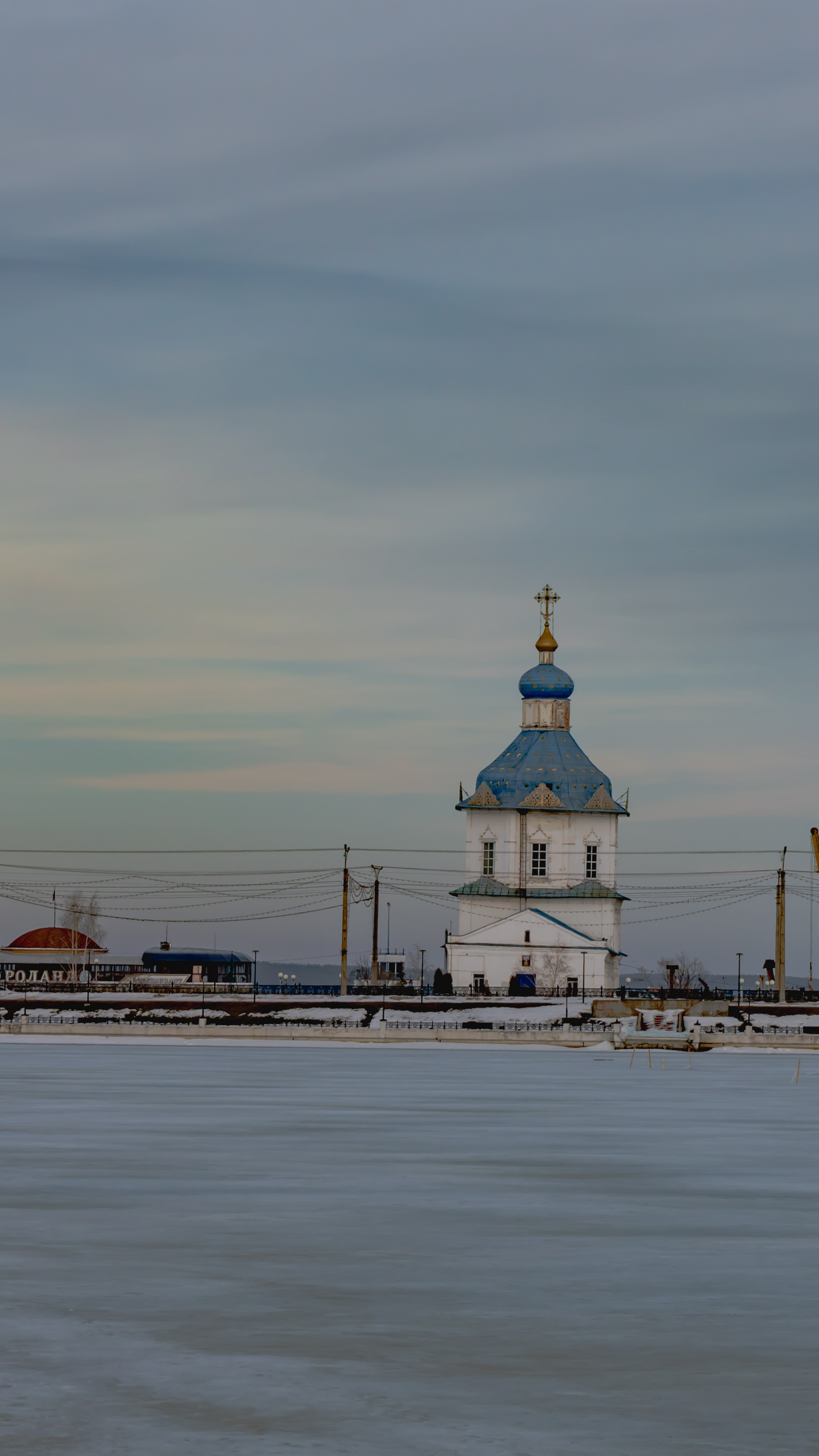 Православная церковь в Чебоксарах, на берегу Волги