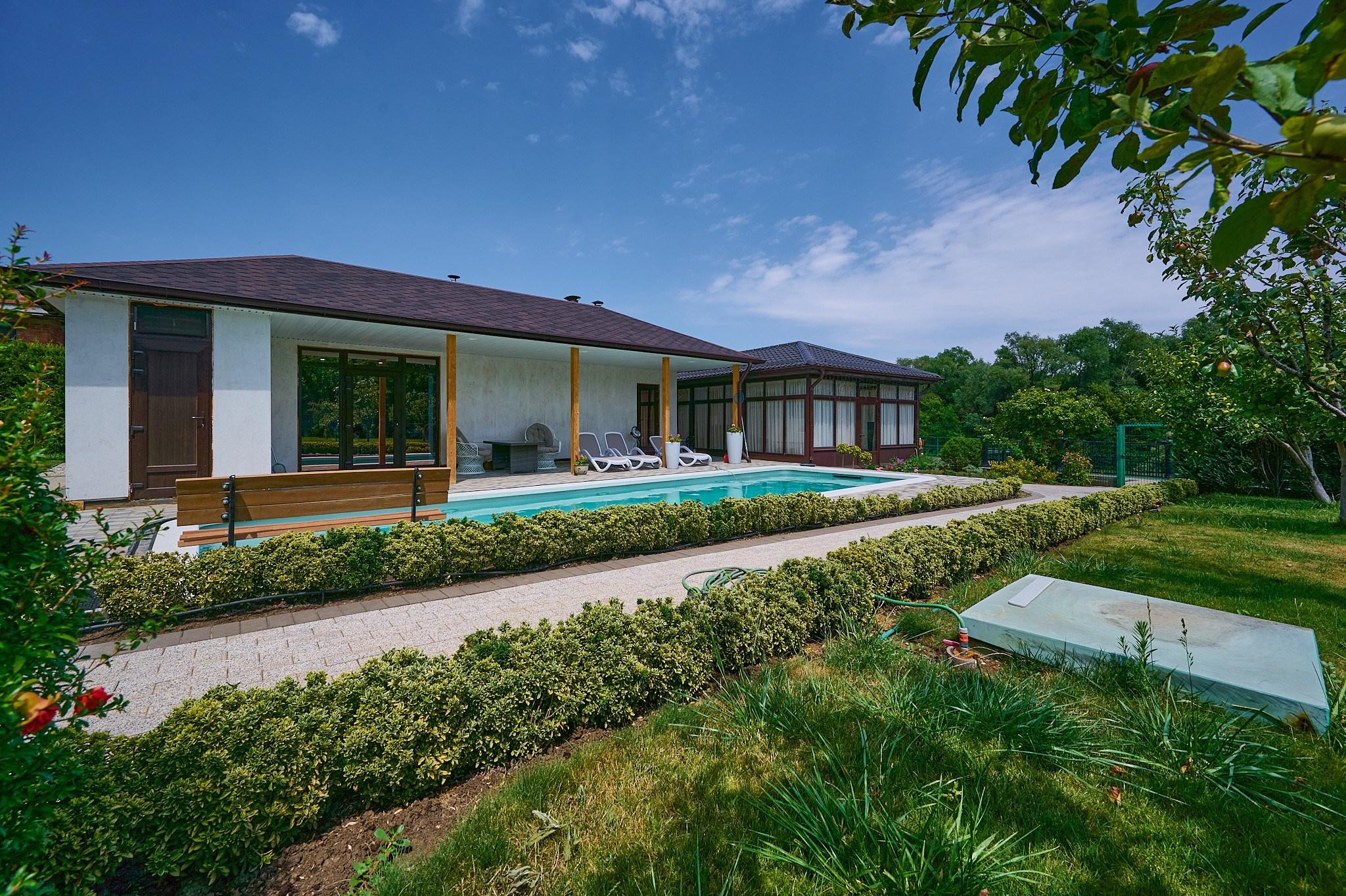 аллея за домом с кустами