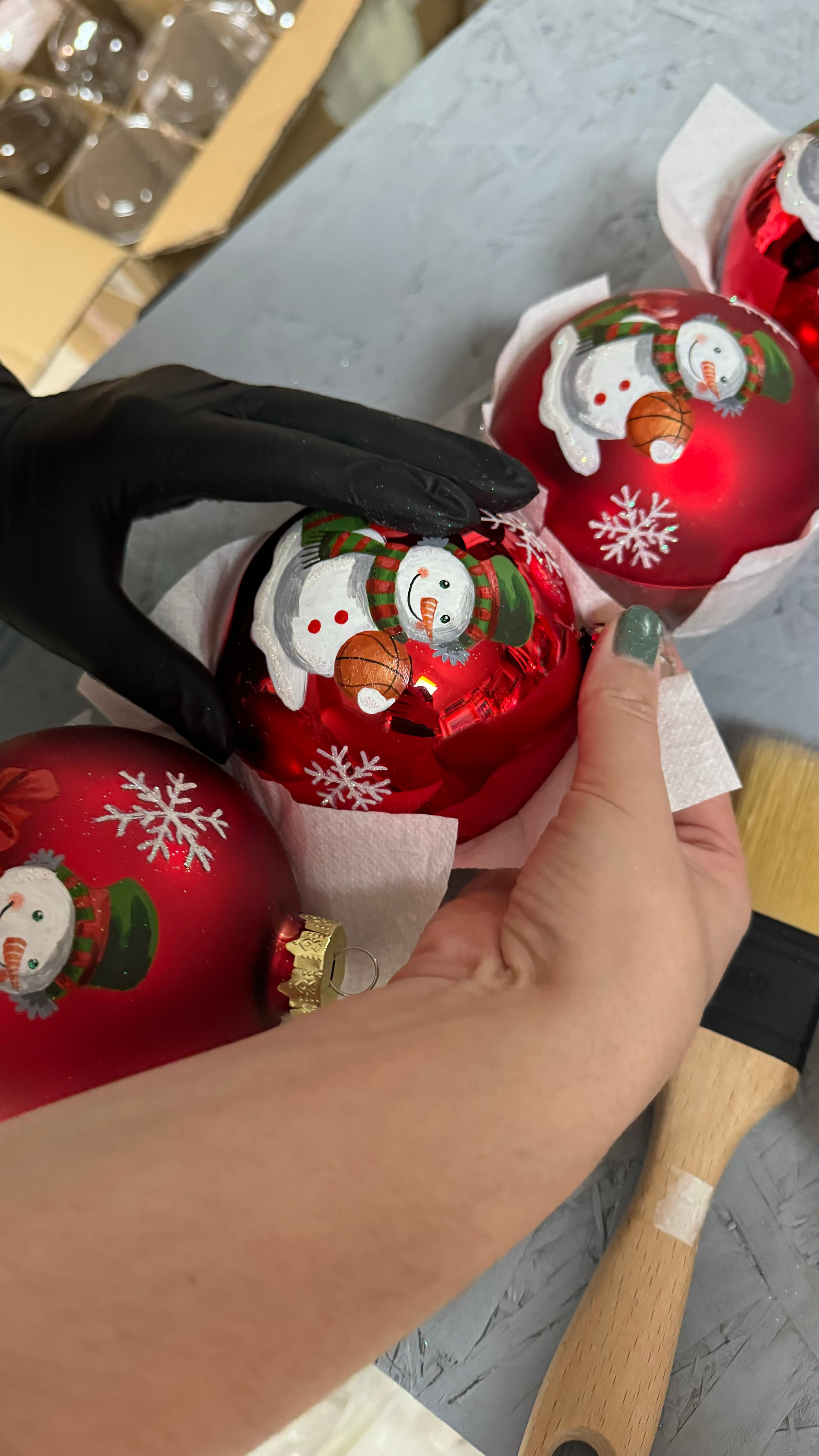 ArtSHARm- наше портфолио по ёлочным шарам с ручной росписью. Художественная ручная роспись елочных шаров, корпоративные подарки и восковые аромасвечи