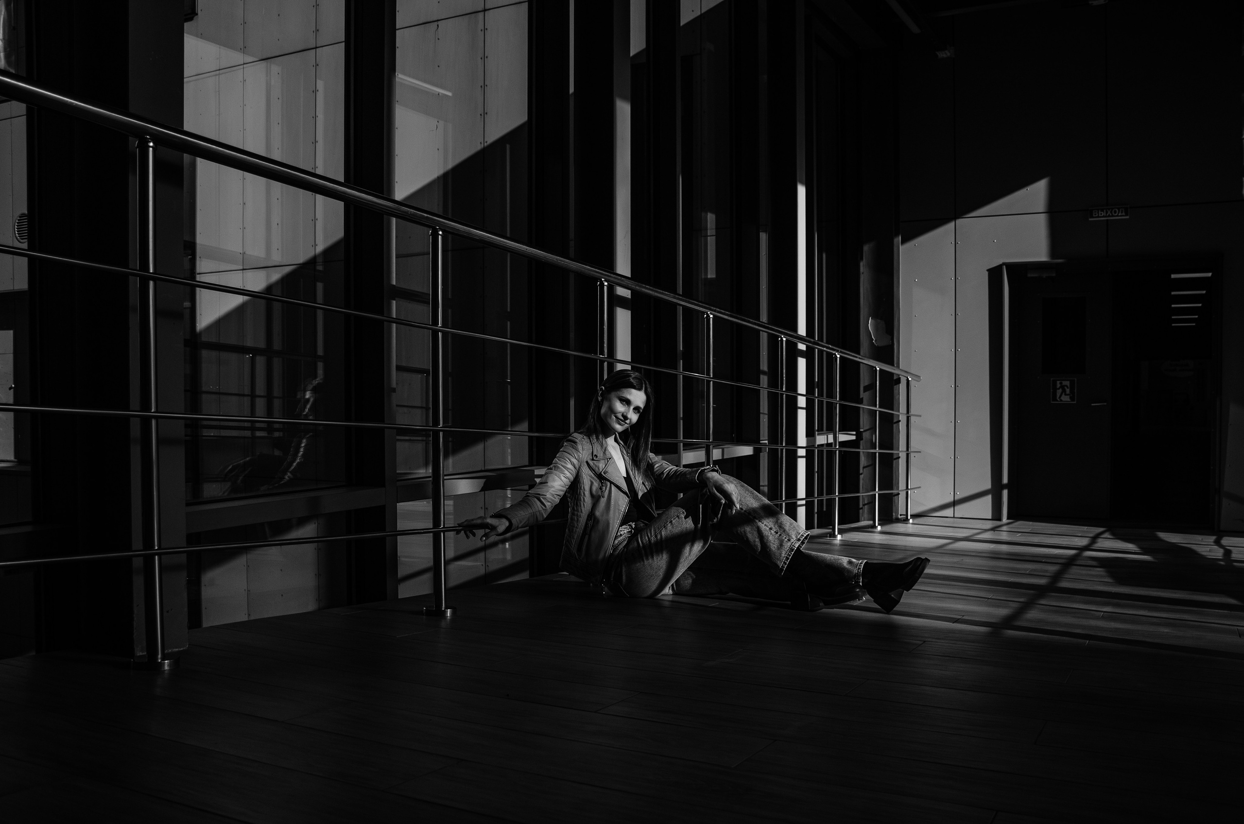 Мини-фотосерия в стеклянном переходе. Портретный и репортажный фотограф в Санкт-Петербурге Варвара Жукова