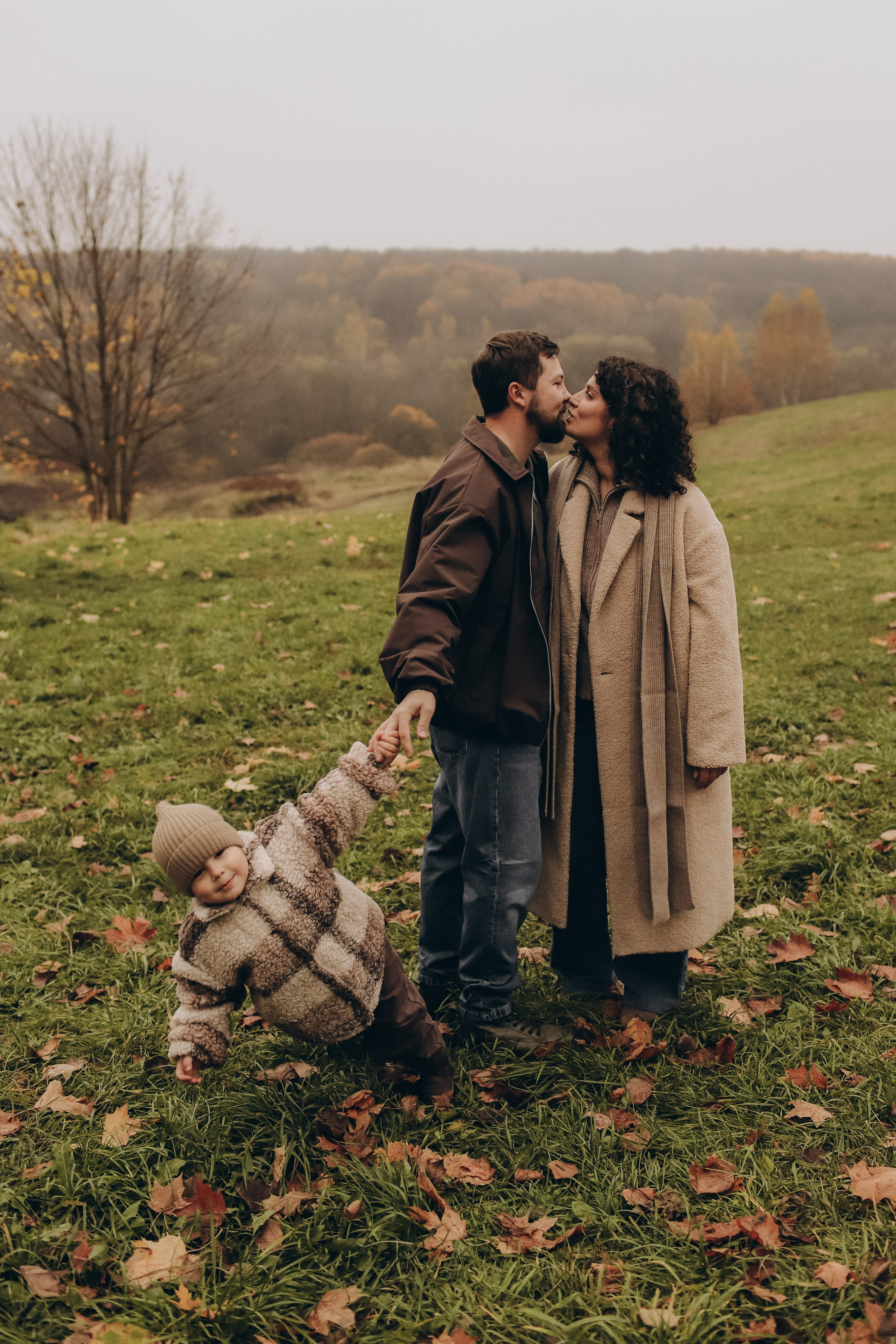 Осенняя прогулка по холмам: Саша, Алёна и Прохор. Свадебный, семейный и детский фотограф в Люберцах Зайцева Анастасия