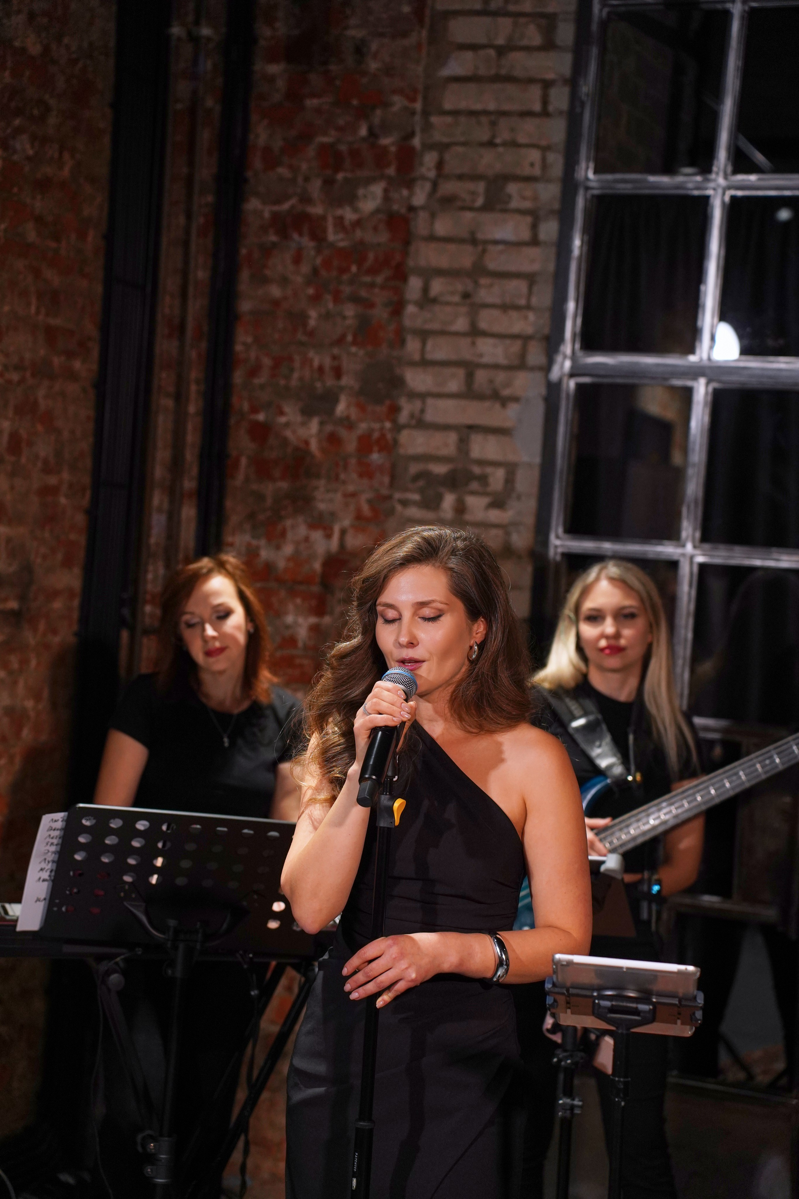 Концерт кавер группы. Фотограф