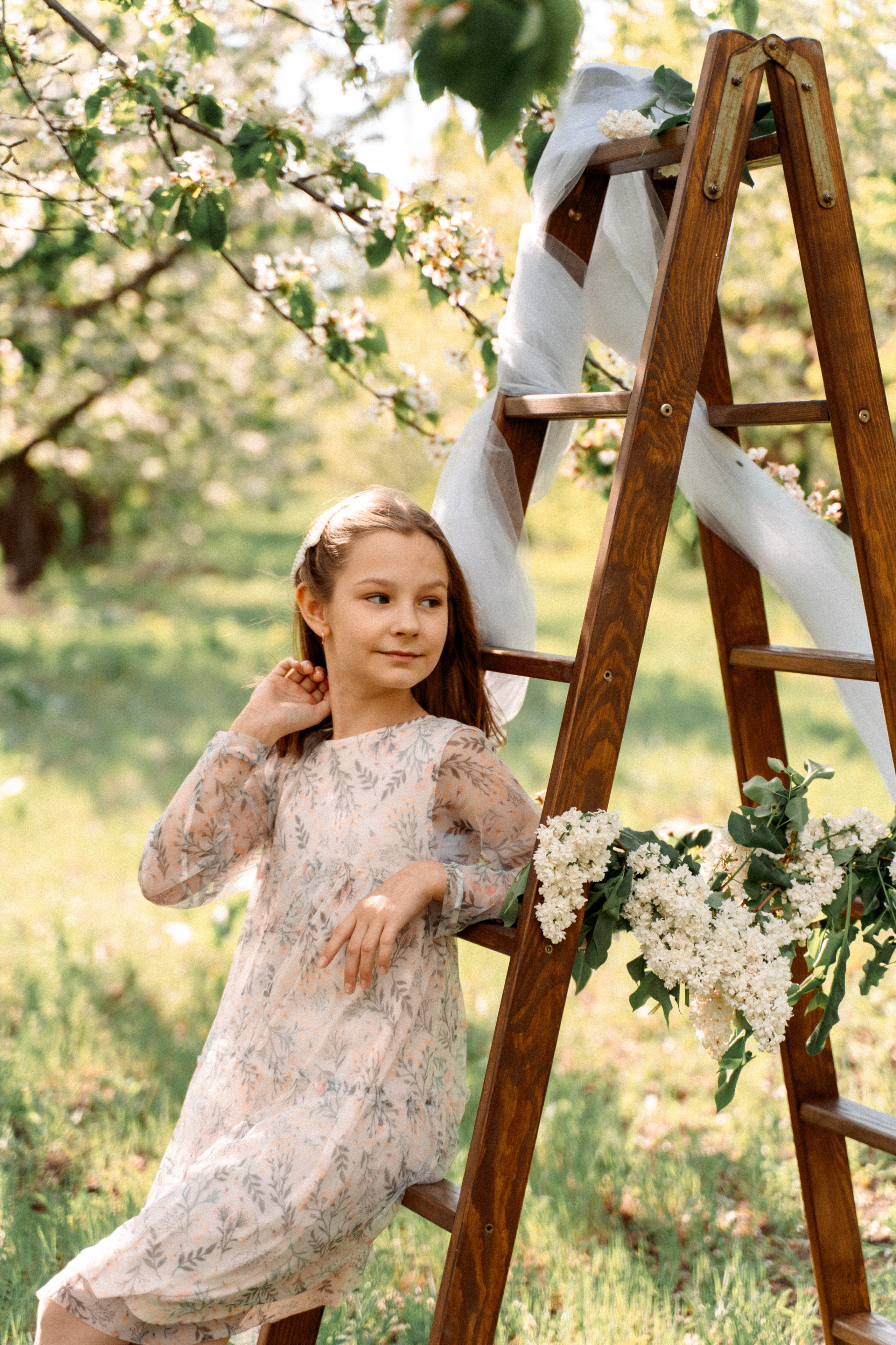 Сава и Ася в цветущем саду. Семейный фотограф Новочеркасск