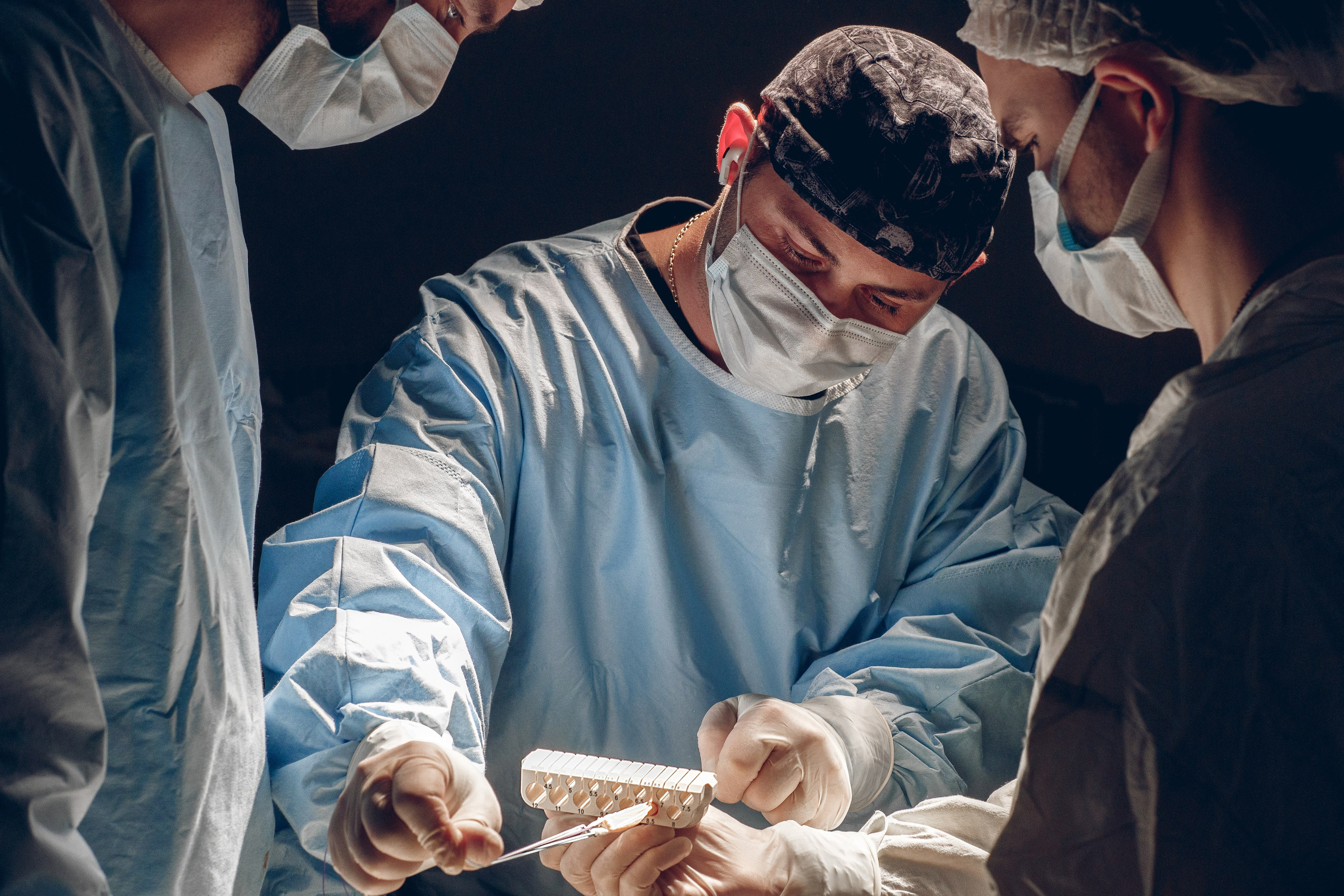 Оганесян Сергей Хачатурович в операционной.