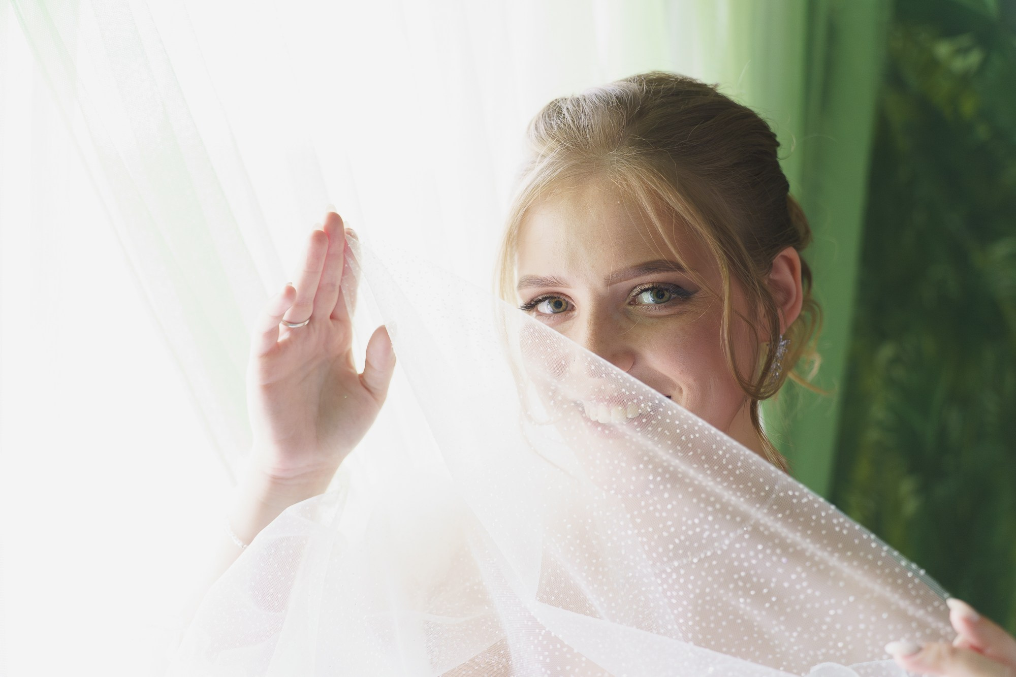Невеста укрылась фатой. Свадебный фотограф в Екатеринбурге Евгений Карась