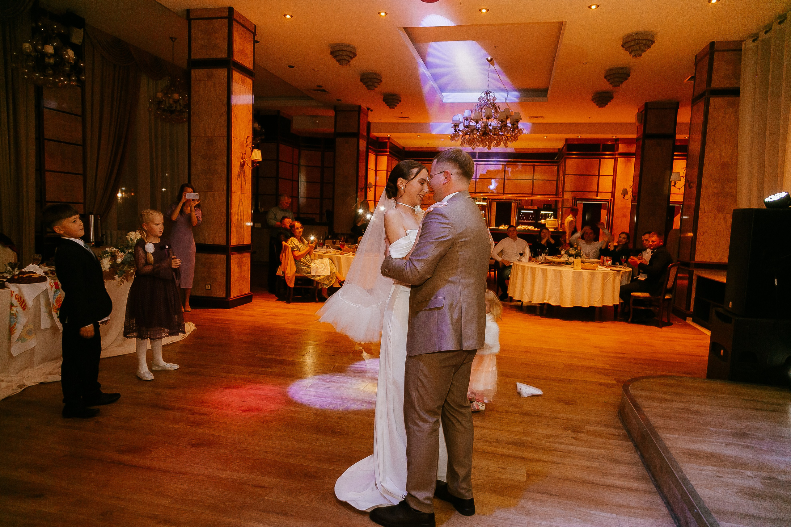 Свадебная осенняя фотосессия Ивана и Лидии в городе. Свадебный и репортажный фотограф в Ярославле и Санкт-Петербурге Роман Микрюков