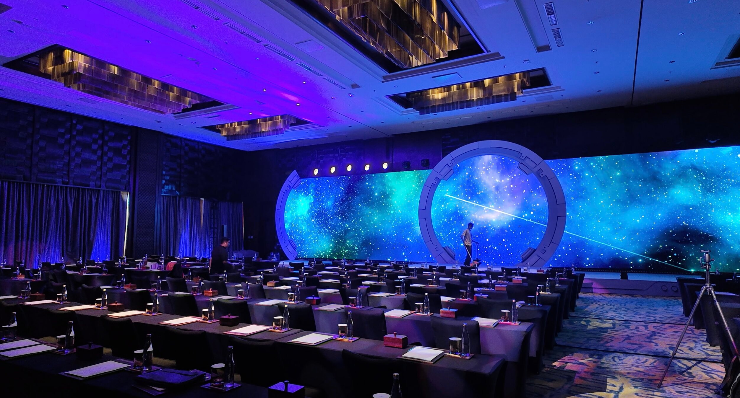 Организация мероприятий на Бали: бизнес-ужин, конференций, гала-ужинов. Аренда сценического оборудования,  светодиодных экранов, видеопродакшн, работа звукорежиссеров, инженеров и художников по свету.