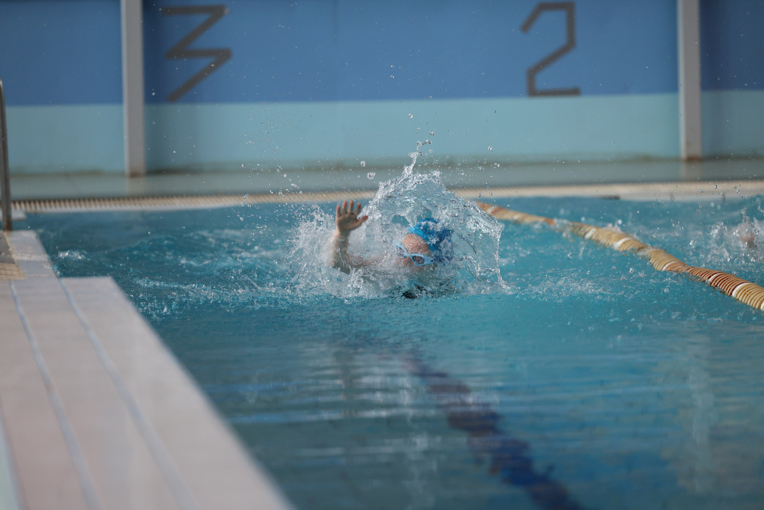 Веселый дельфин. Плавание. Дети 8-9 лет. Фотограф Александр Заломаев