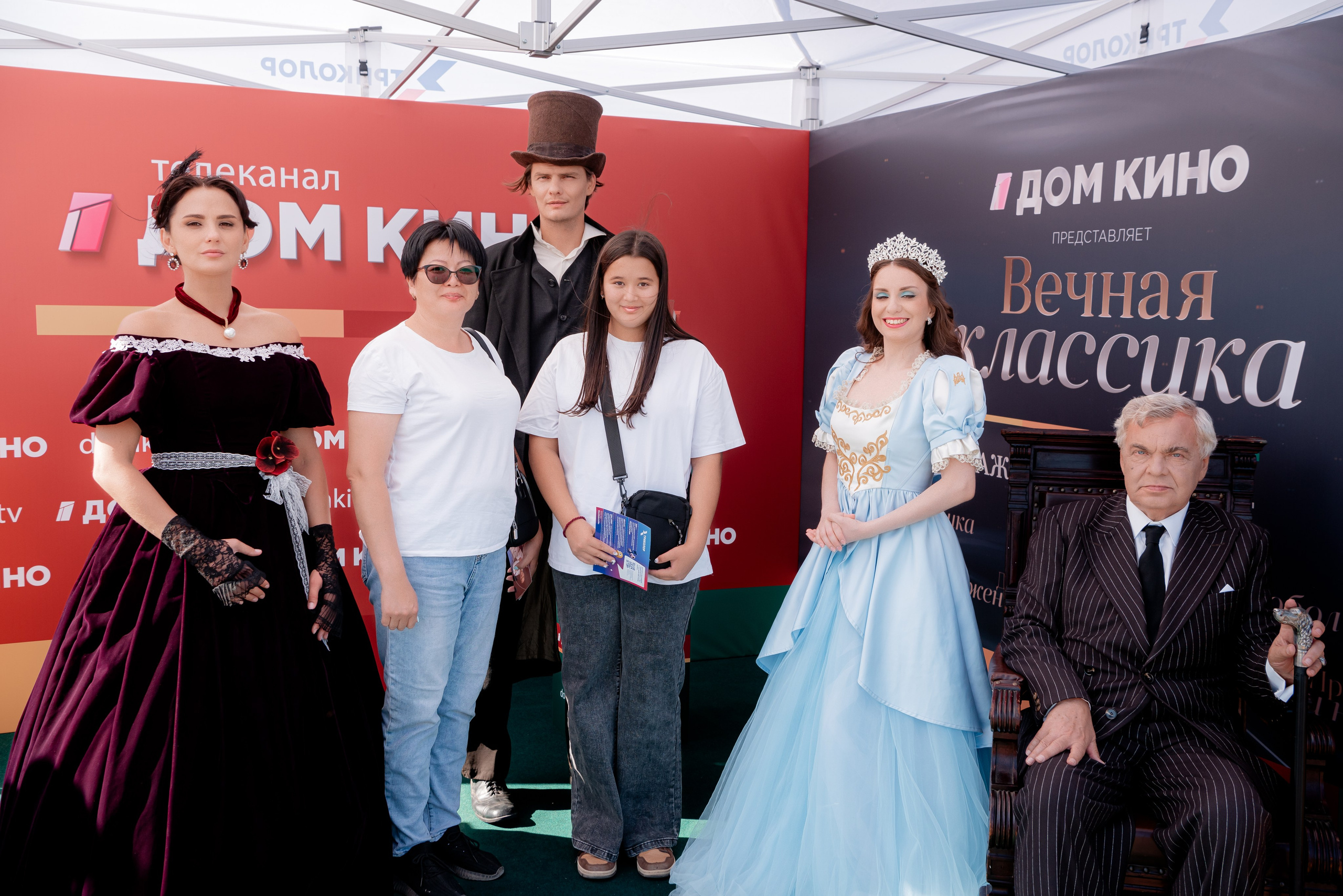 Портретные фото с артистами в палатке Триколор Дом Кинов на день города Волгоград. Фотограф в Волгограде и Волжском Александр Горбань