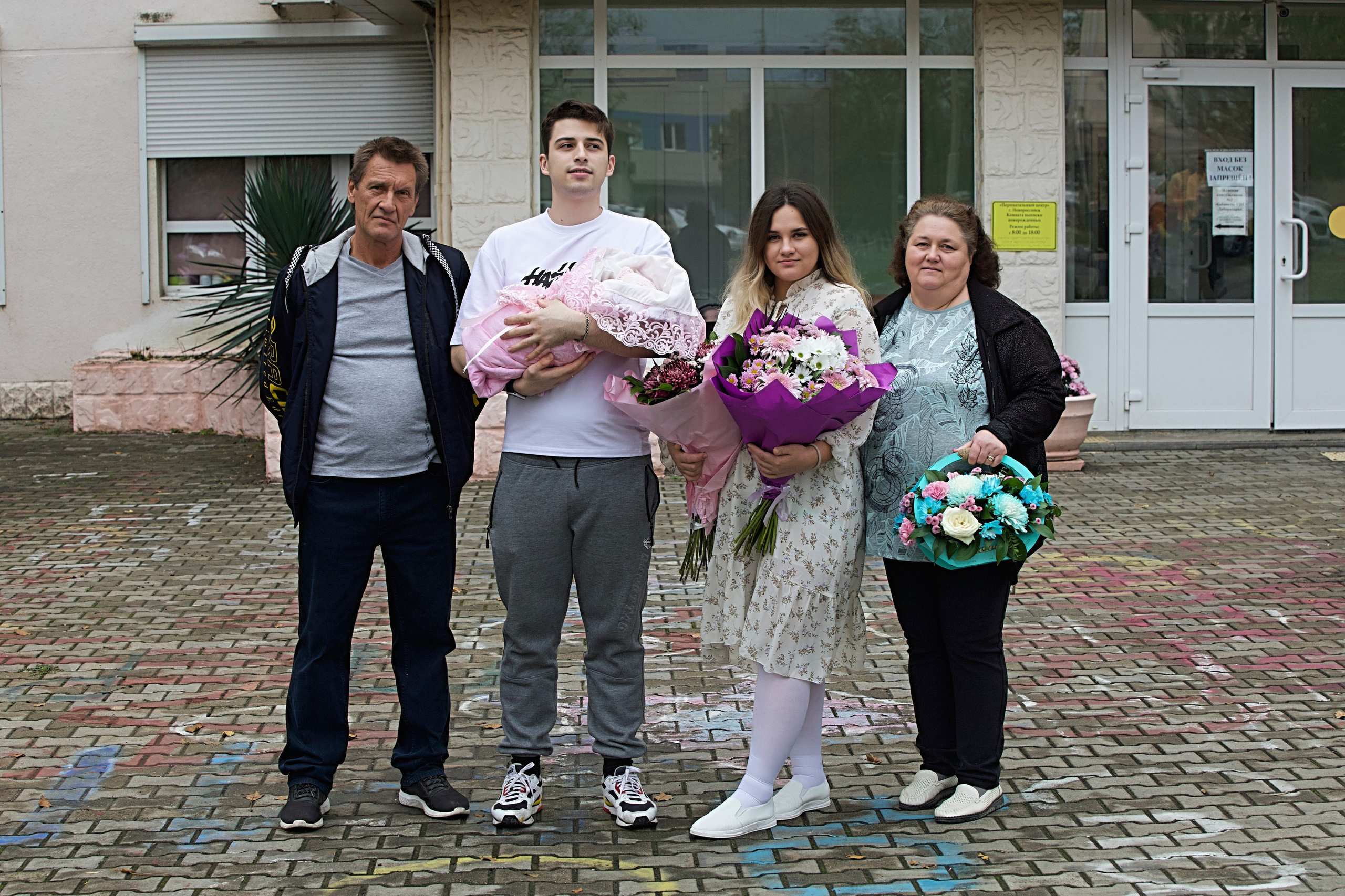 Выписка Аня и Давид. Репортажный фотограф Анапа