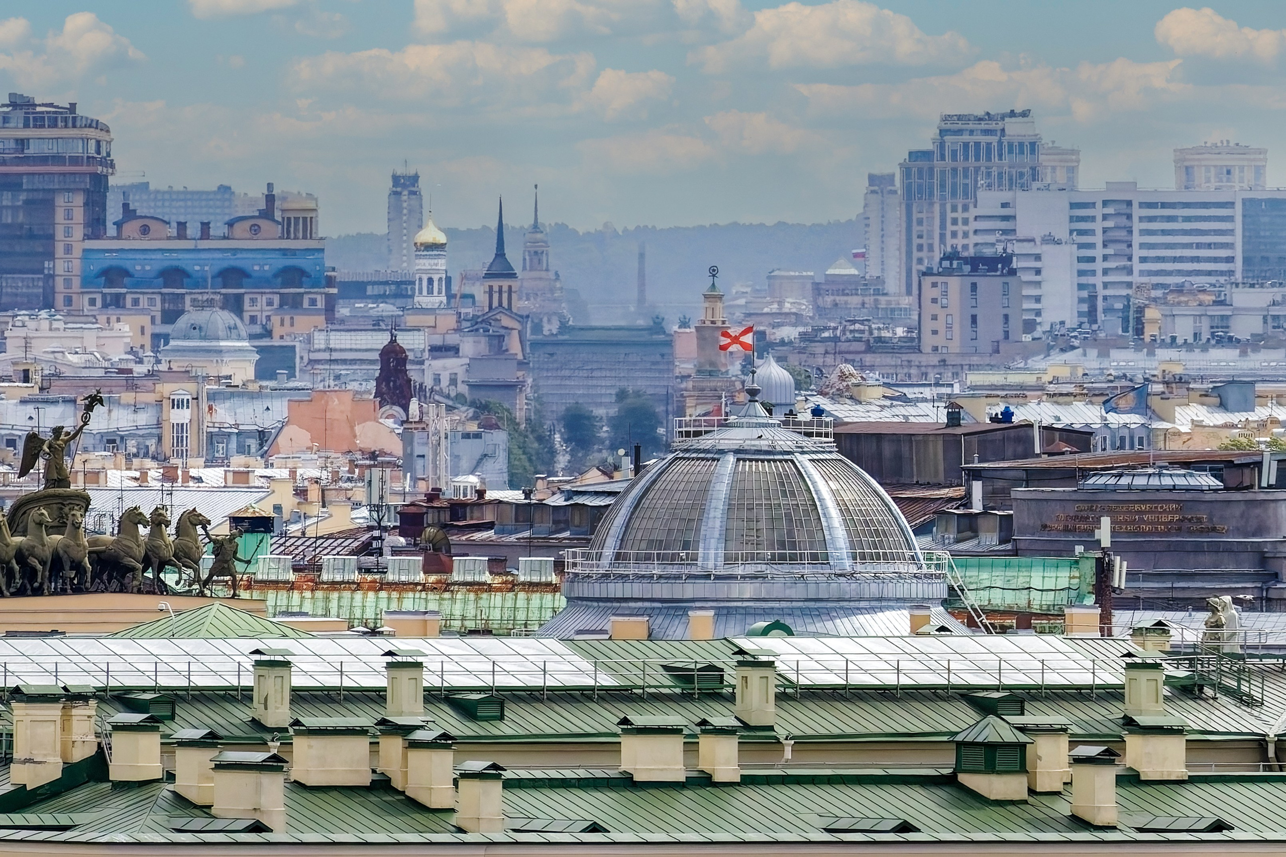 Вид со смотровой площадки Петропавловского собора на стеклянный купол Западного крыла Главного штаба и  Исидоровскую колокольню Воскресенского Новодевичьего монастыря Санкт-Петербурга