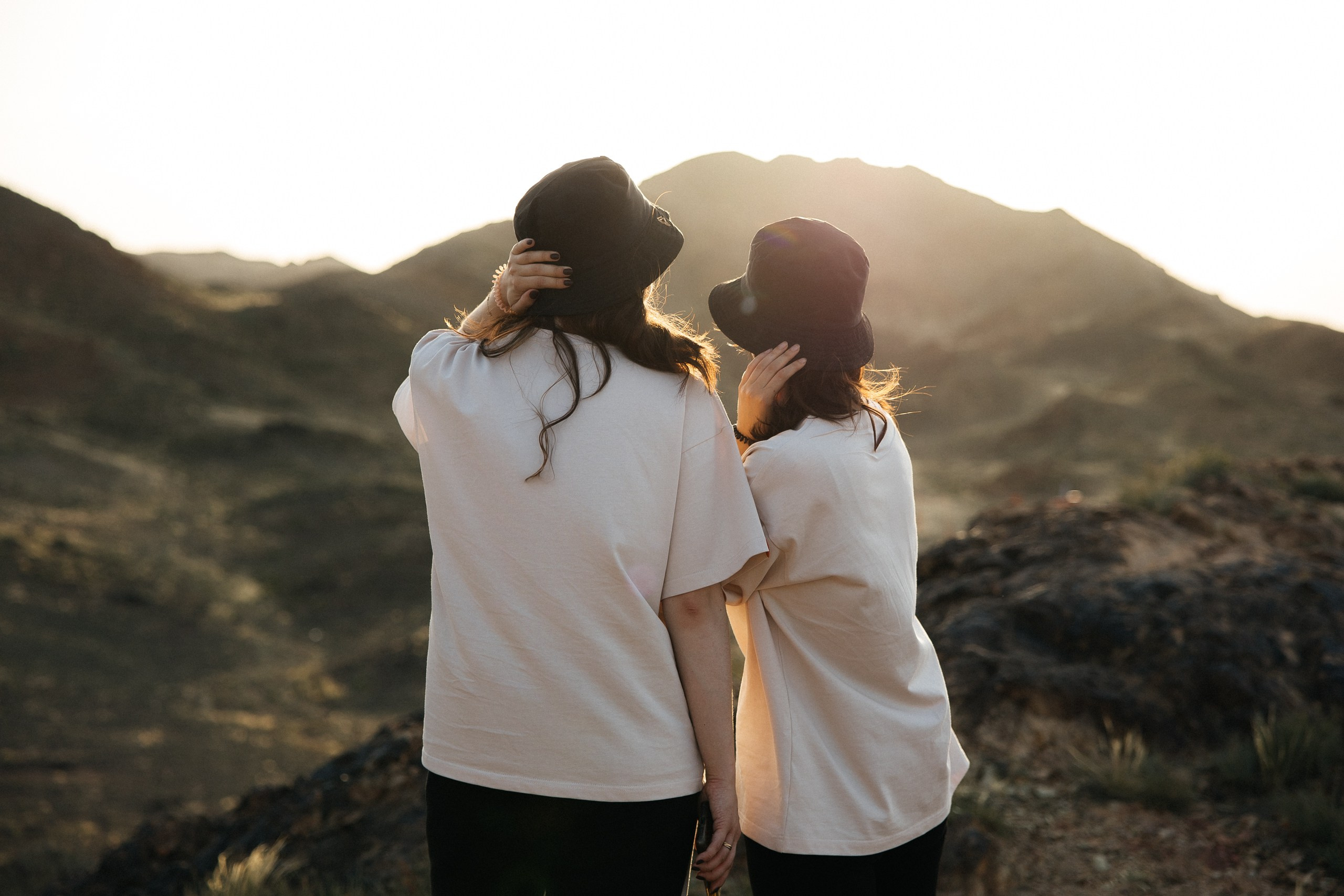 Здравствуйте! Я свадебный фотограф из Ульяновска, работаю в том числе по всей России и с выездом за границу. Снимаю свадьбы, lovestory, корпоративы, светский репортаж. Провожу обучение по фотографии, мастер-классы и воркшопы для других фотографов.