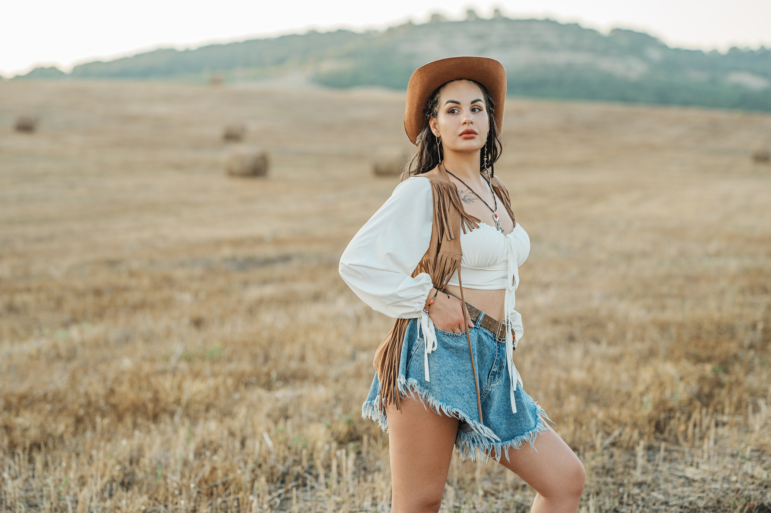 Фотосессия в стиле кантри на закате в стогах сена. Идеи для фотосессии в Крыму. Фотограф в Симферополе и по Крыму Ольга Топоривская. Лучшие места для фотосессий в Крыму.