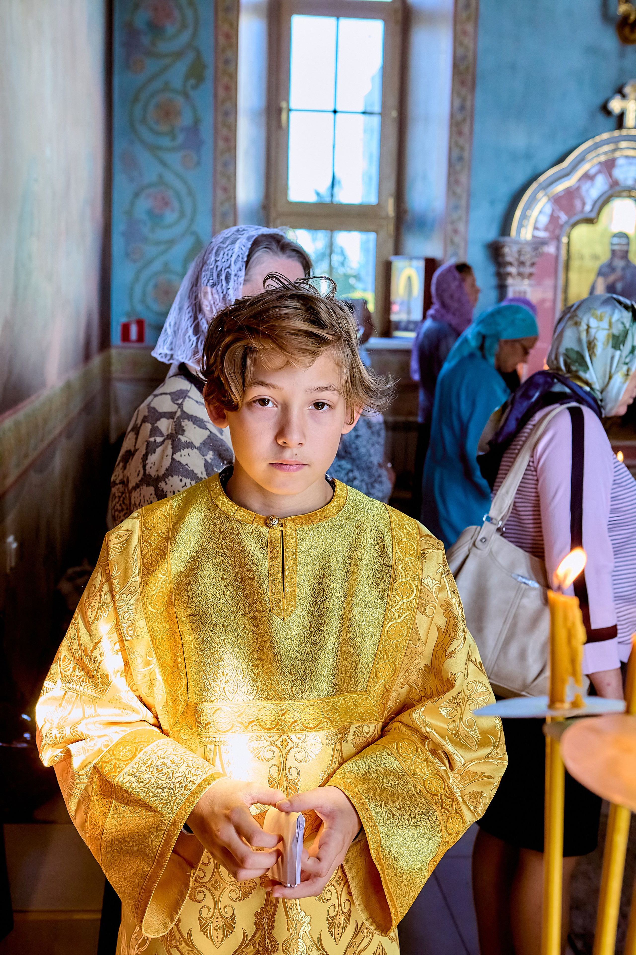 Портрет мальчика 9 лет алтарника в стихаре