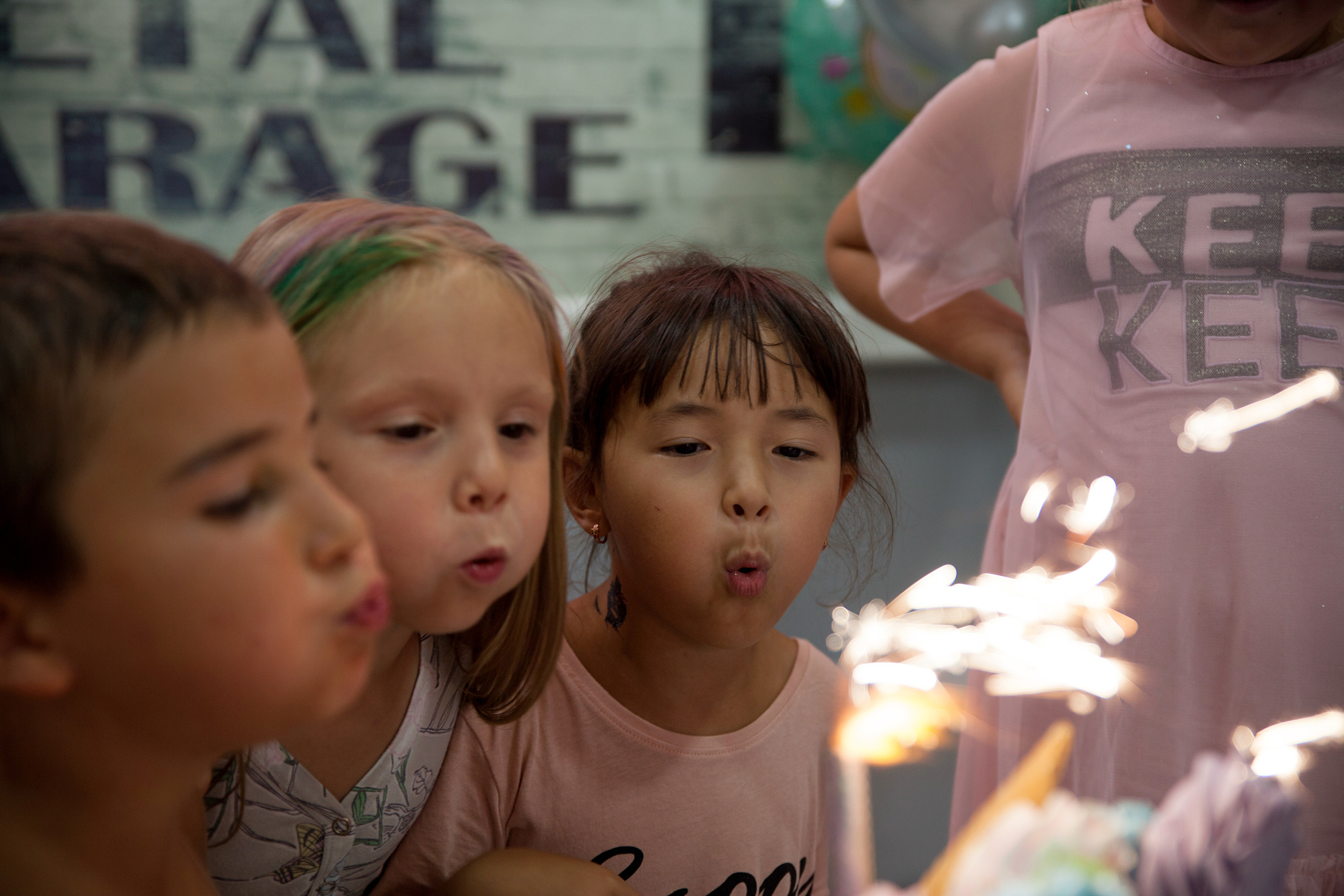 задуть свечи