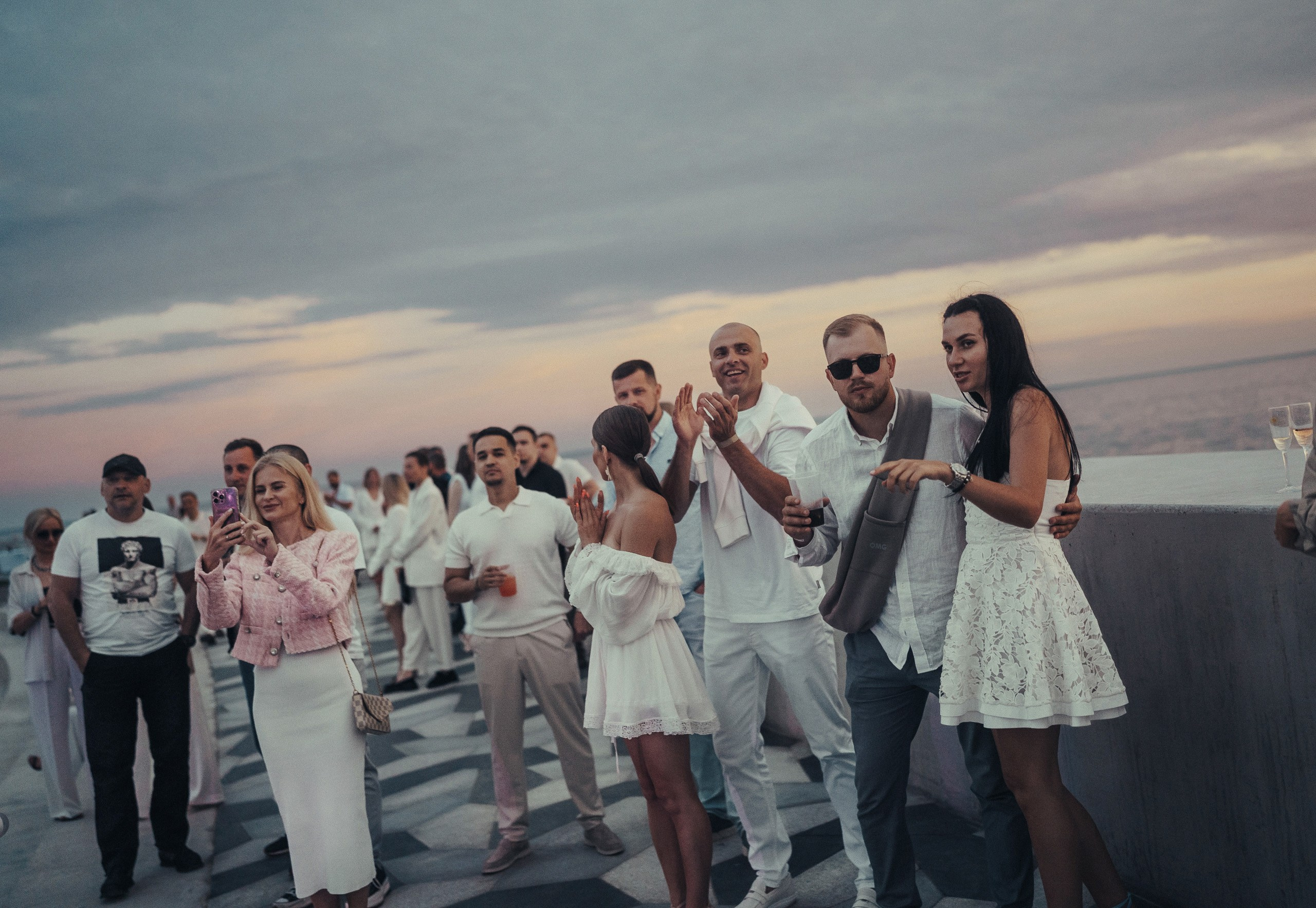 Репортажная фотосессия в Крыму: счастливые люди радуются.