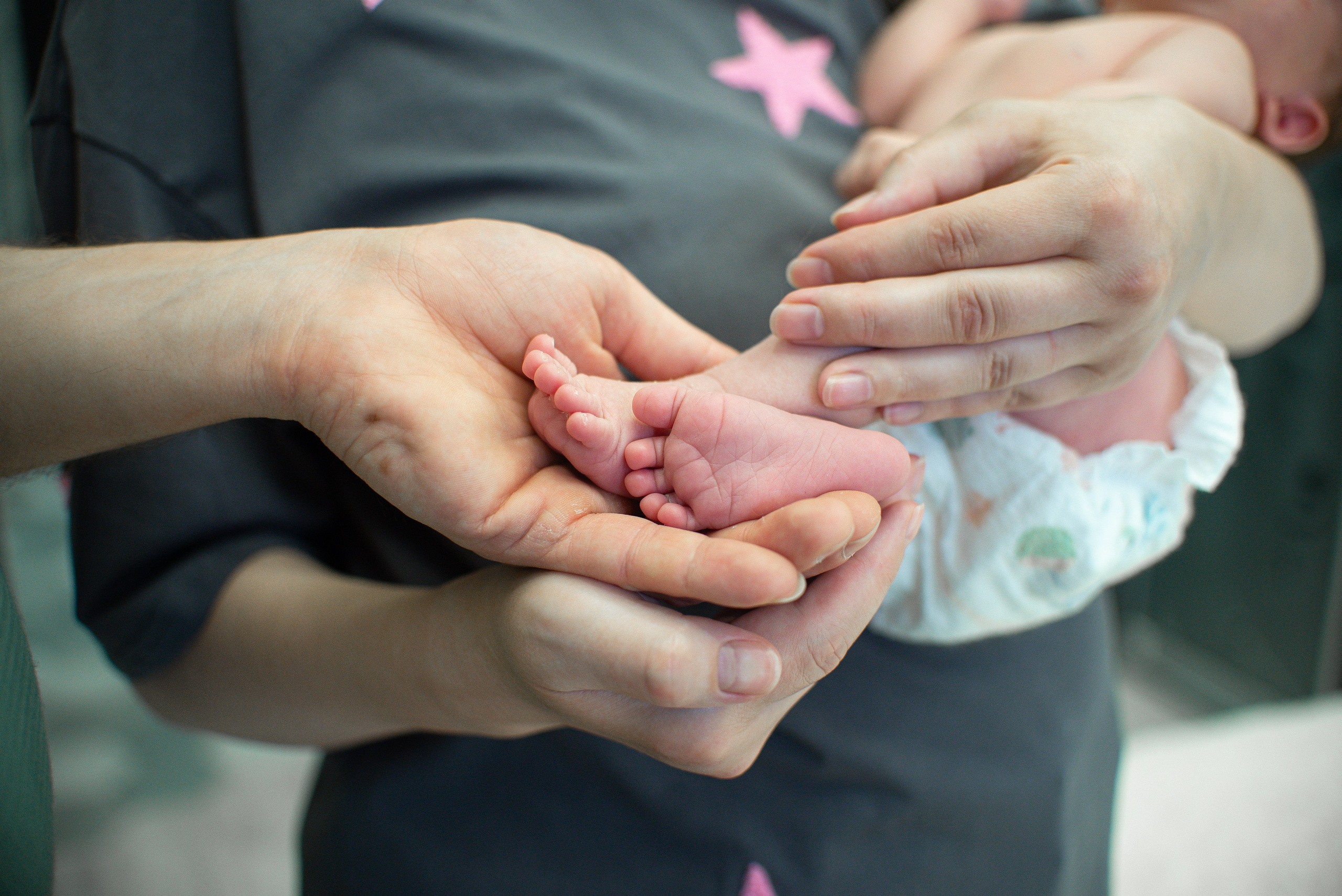 Крошка Манэ дома с родителями. Семейный фотограф на выписку из роддома и крещение Минск Настя Гришук