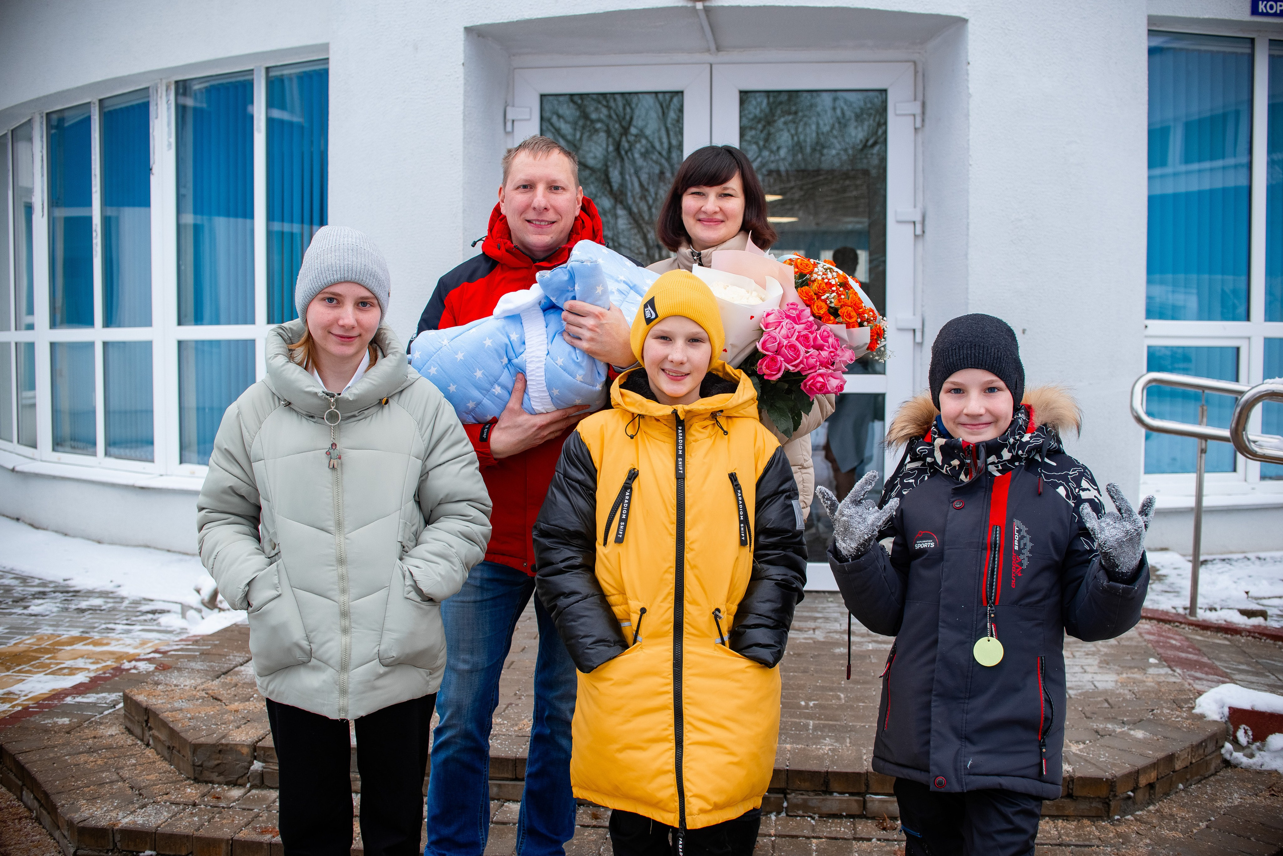 Выписка из роддома Минск. Семейный фотограф на выписку из роддома и крещение Минск Настя Гришук