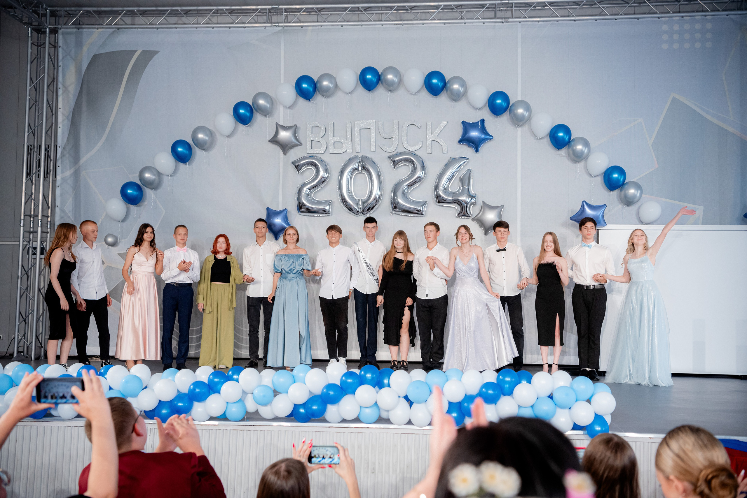 86 школа. Вручение. ДК Тракторозаводского района. Фотограф в Волгограде и Волжском Александр Горбань