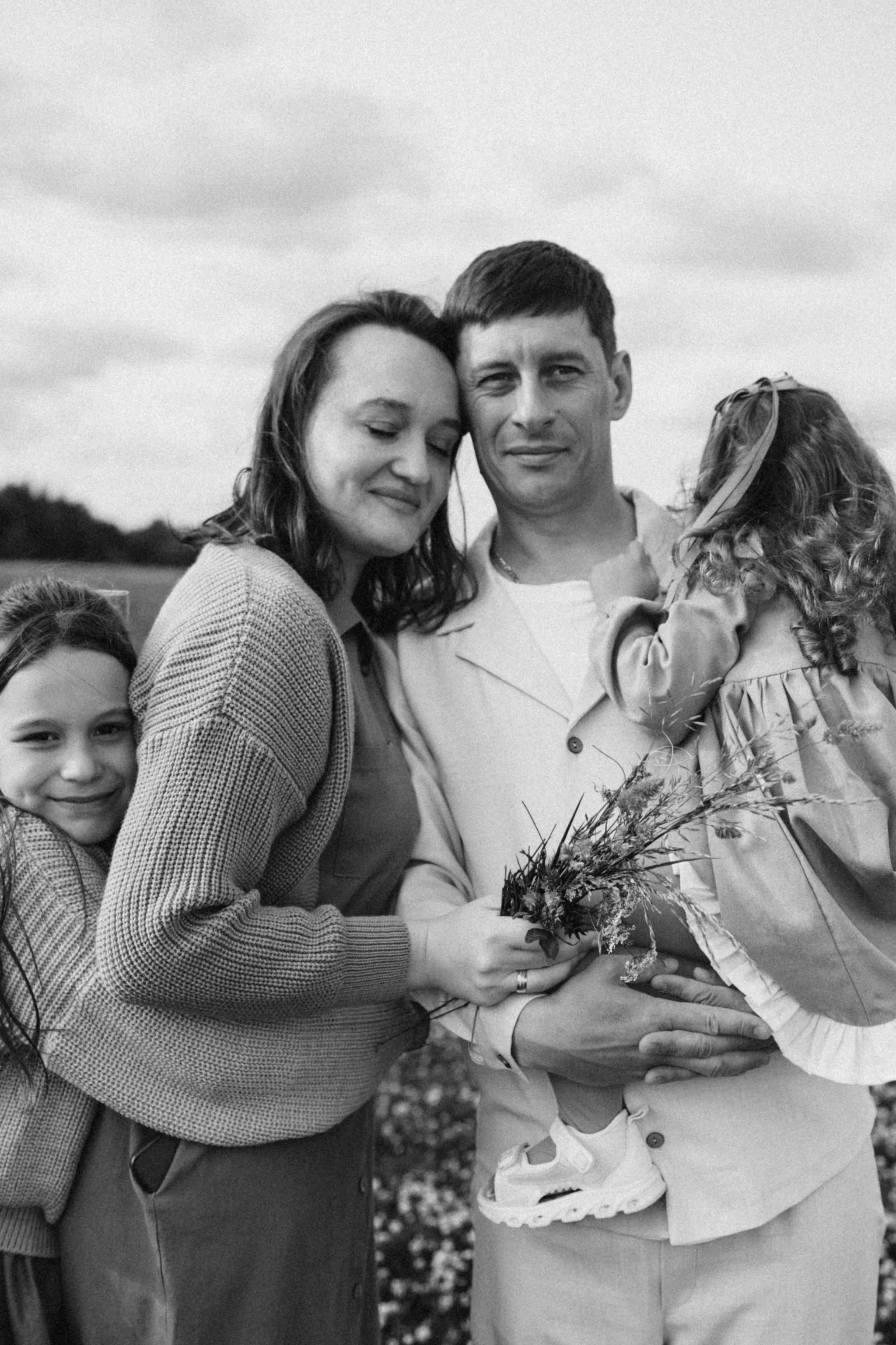 Анна, Марчелло, Настенька и Влада в поле. Фотограф Москва Светлана Кирюшина