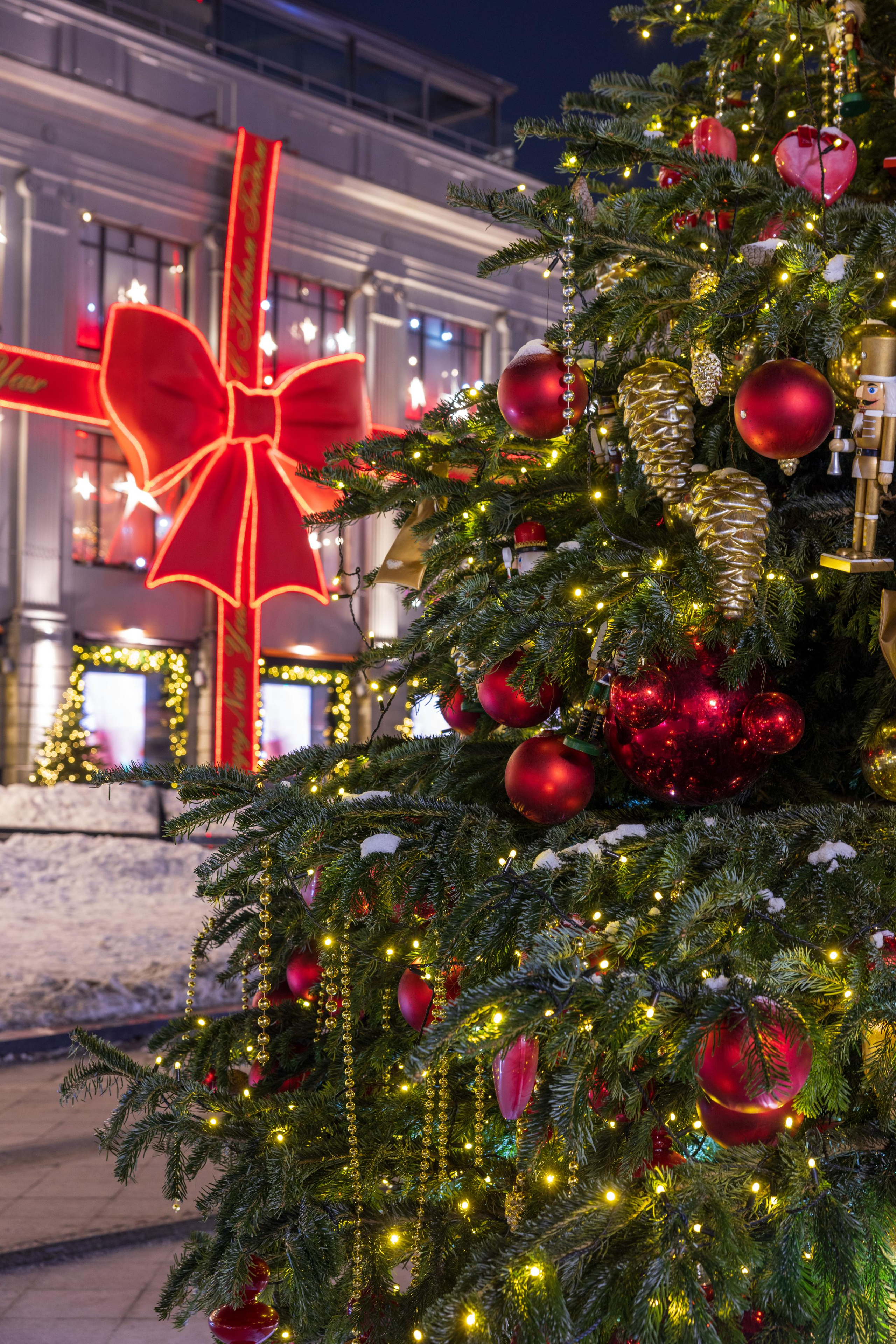 Елочные игрушки у ЦУМа, Москва