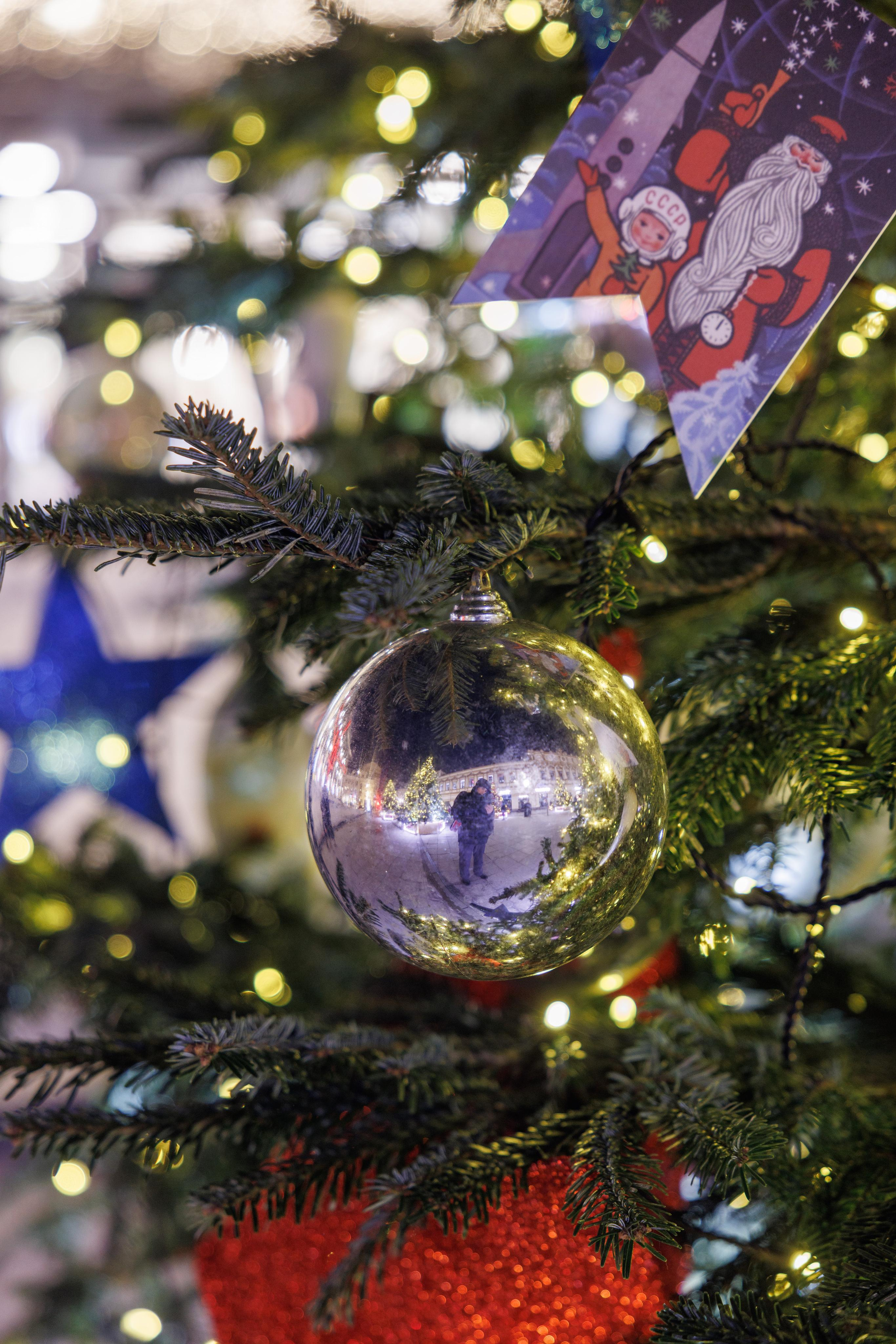 Елочные игрушки у ЦУМа, Москва