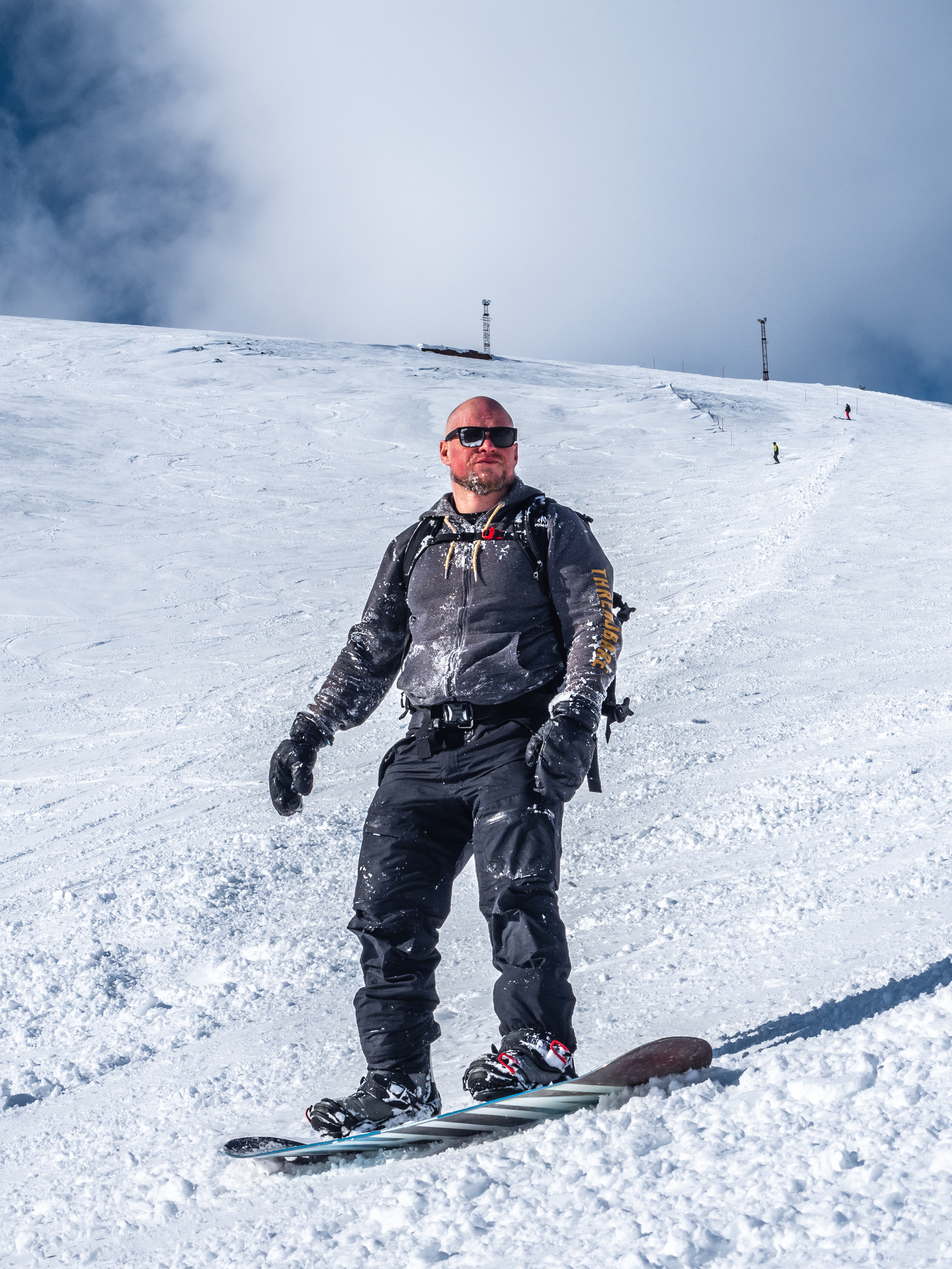 брутальный мужчина -сноубордист на горнолыжном склоне в Хибинах