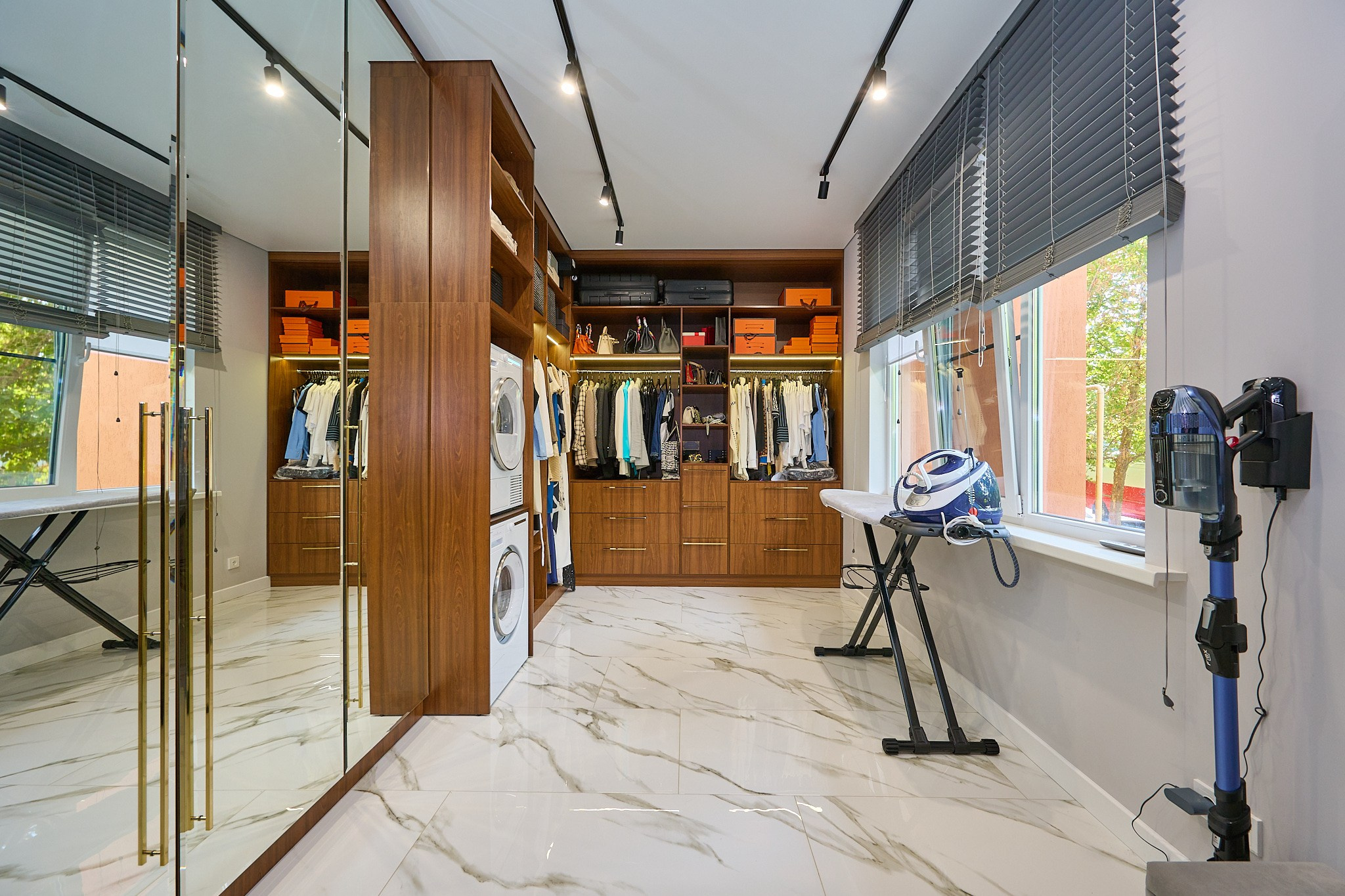 гардероб светлые плиты коричневые шкафы с полками большое зеркало 