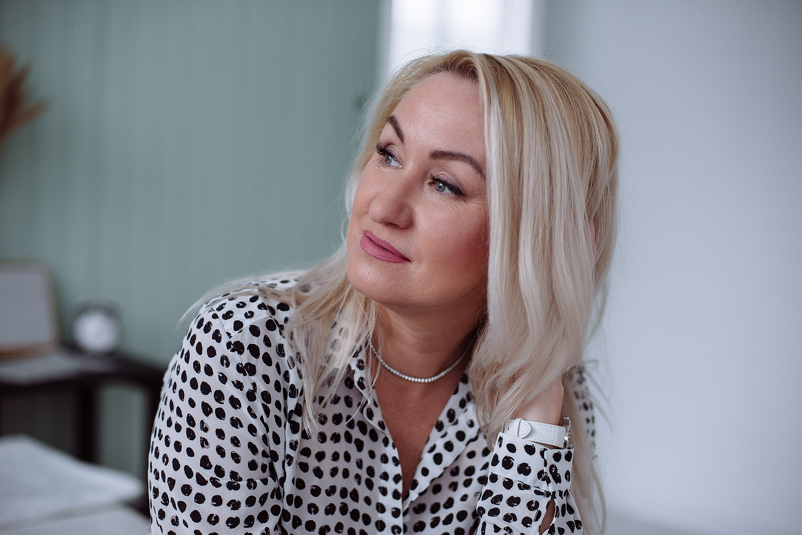 Контент фотографии для инстаграм мастера по шугарингу в студии. Контент фотограф Дарья Едапина Новосибирск. Фотограф Дарья Едапина Новосибирск