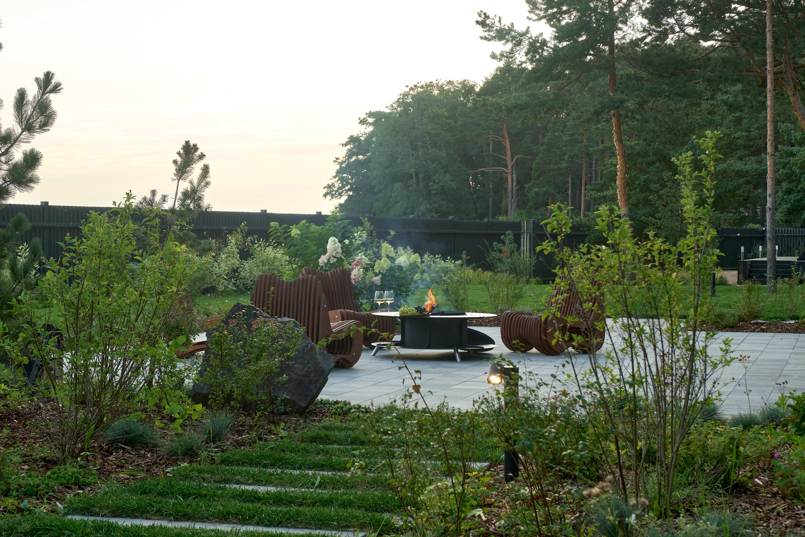 Ландшафтный и интерьерный фотограф Наталья Соловьева. Фотосъемка сада в КП Золотые пески для ландшафтной компании Хвоя | interioto