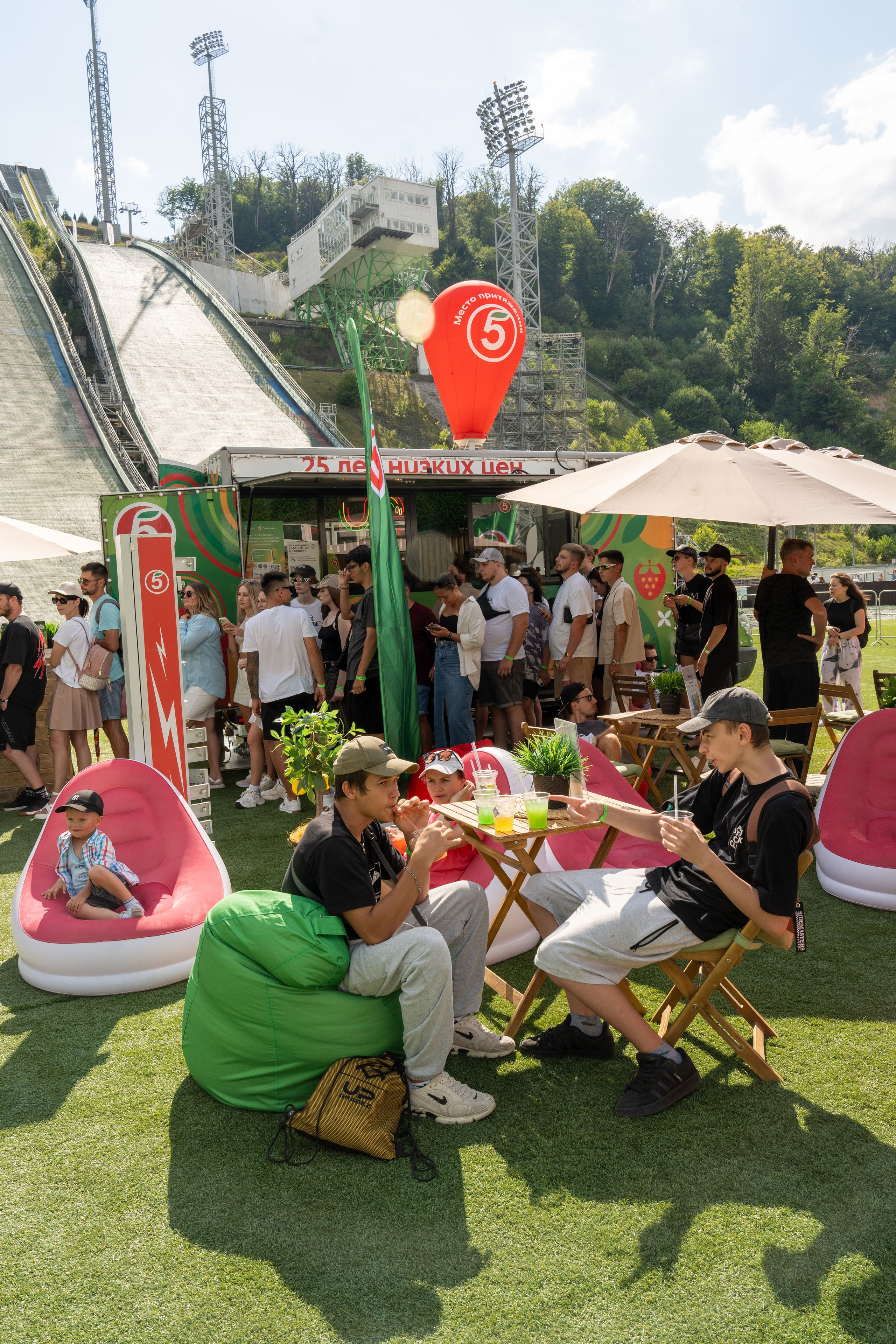 Фотоотчет партнеской интеграции для сети «Пятерочка» на фестивале «Grounded». Репортажный фотограф в Красной Поляне и Сочи Павлюченко Екатерина