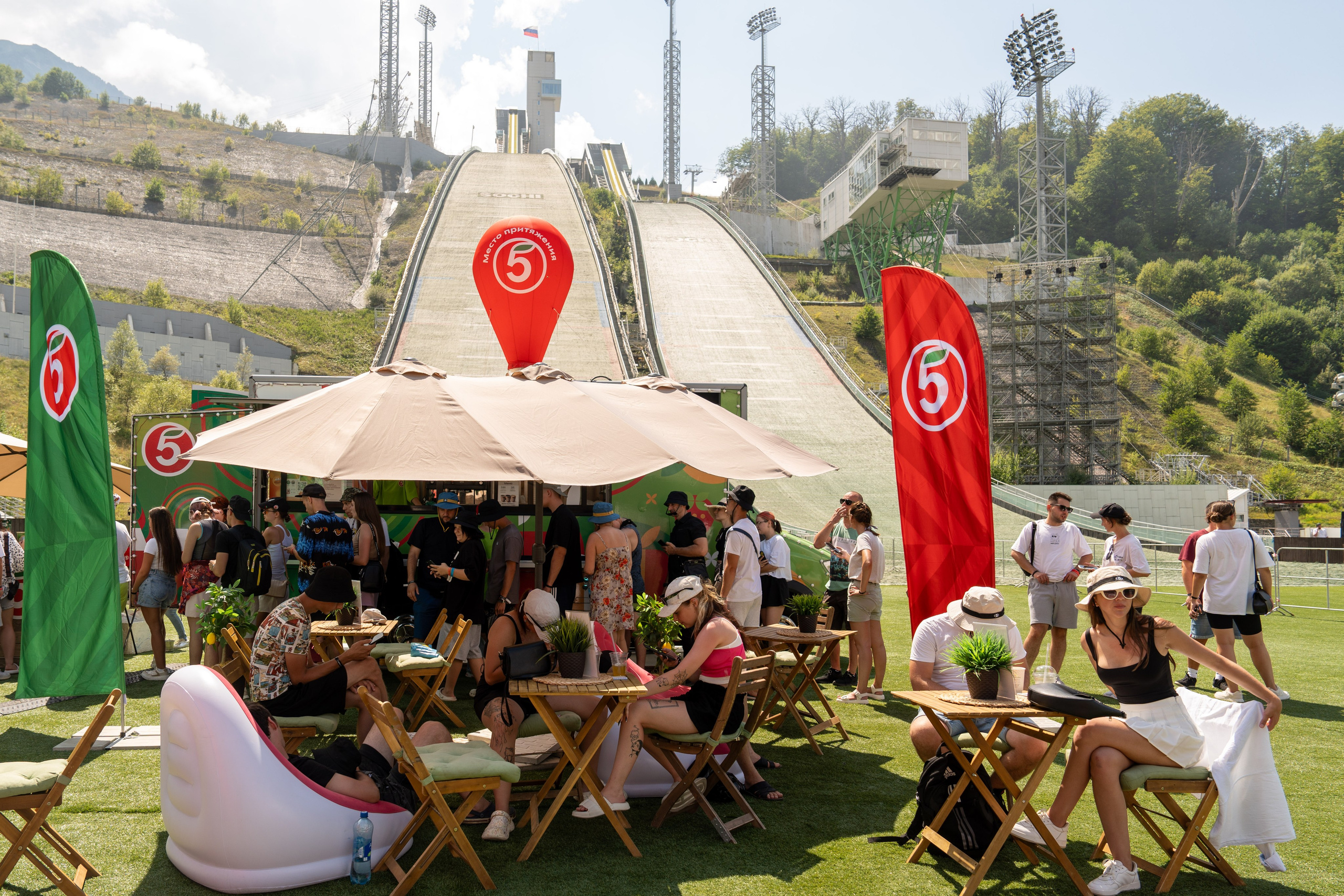 Фотоотчет партнеской интеграции для сети «Пятерочка» на фестивале «Grounded». Репортажный фотограф в Красной Поляне и Сочи Павлюченко Екатерина