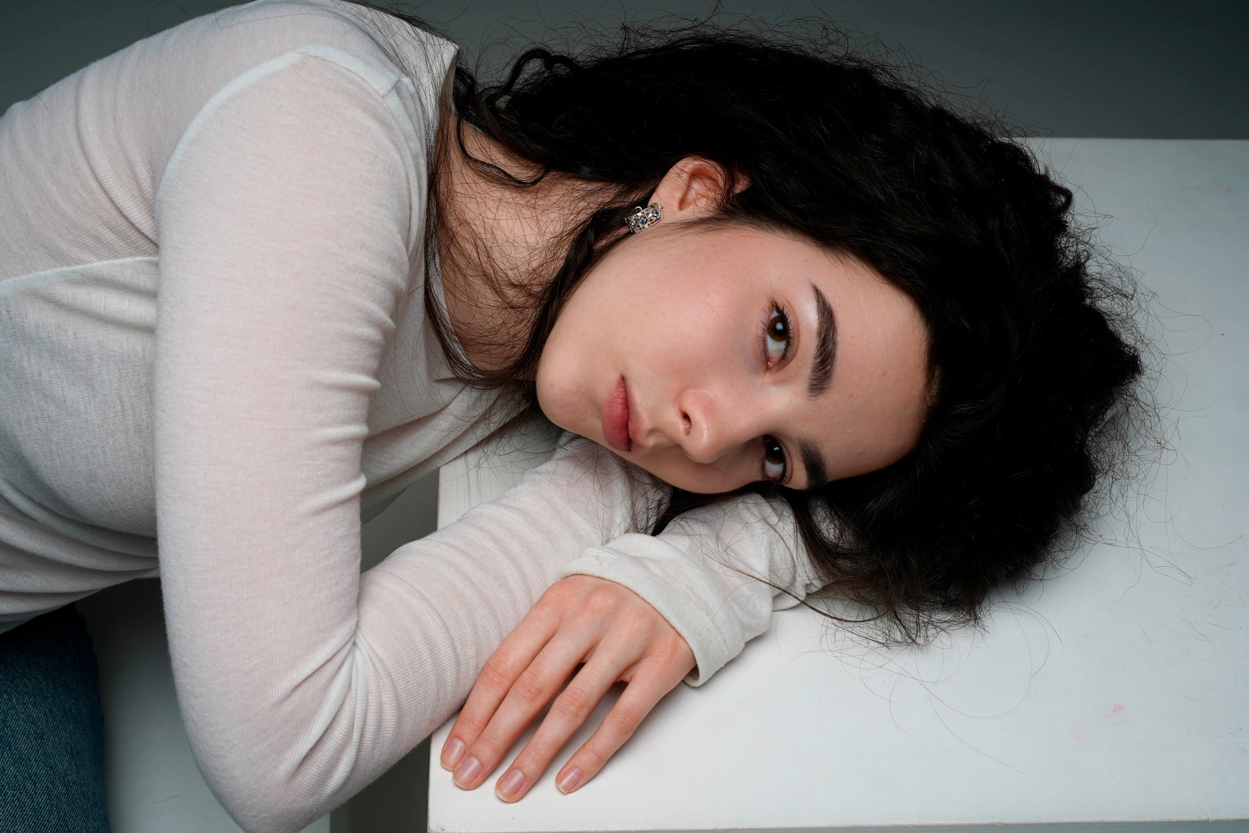 Портрет лежащей кудрявой девушки. Фотограф Анна Калинцева