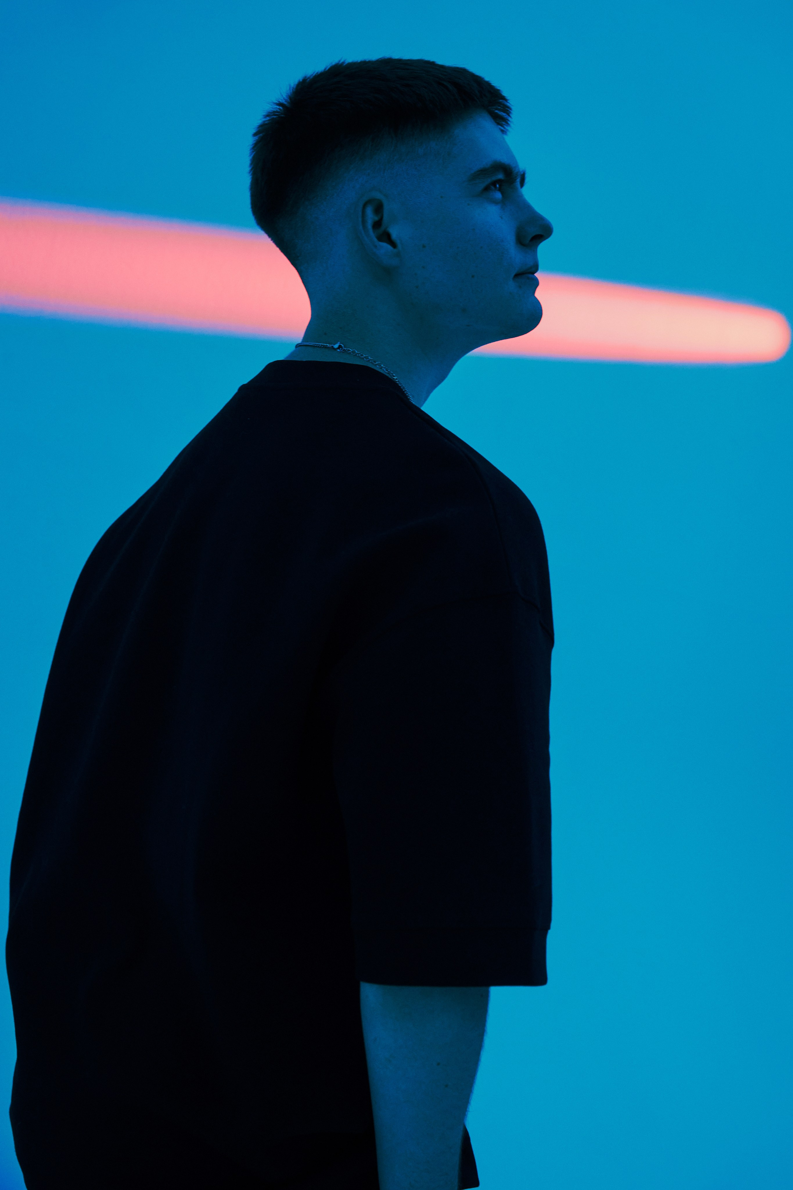 Креативная студийная фотосессия диджея NNK: яркий стиль и эмоции. Дмитрий Мазуркевич: Профессиональный Репортажный Фотограф