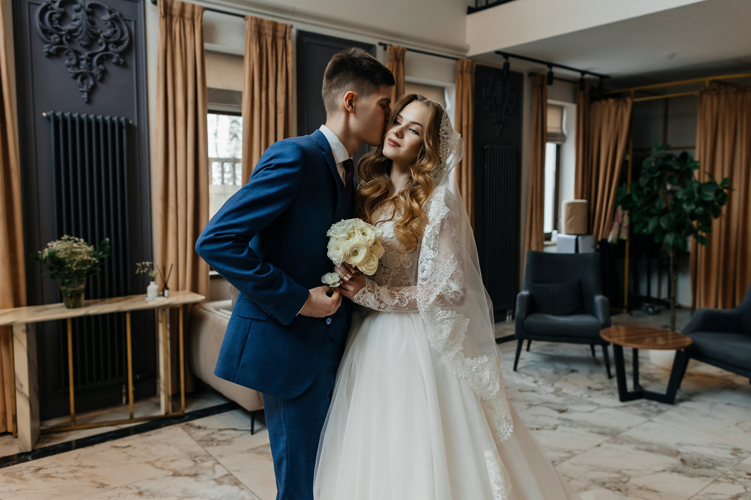 Роскошное утро пары в номере отеля. Олег Сверчков | Свадебный фотограф Вологда