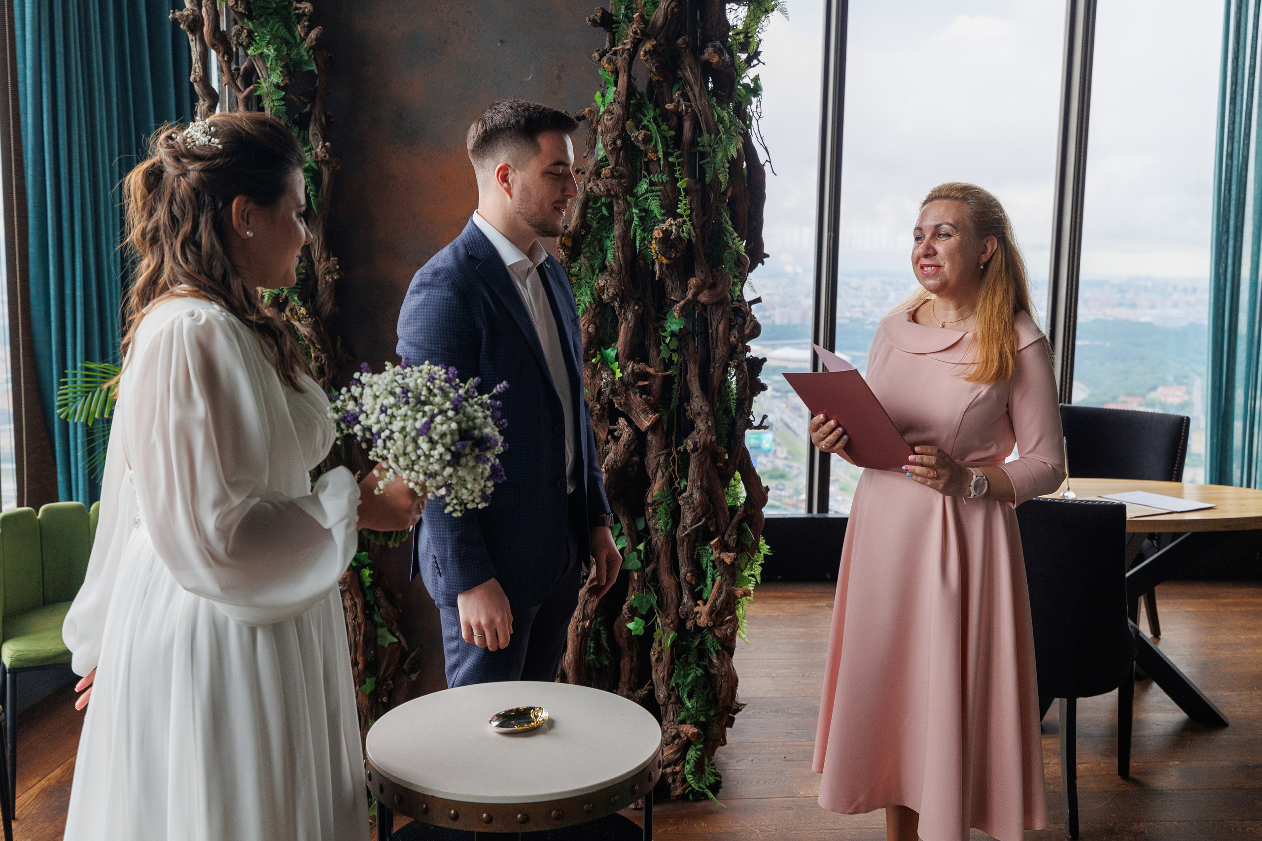 Фотограф на регистрацию в ЗАГС Москва Сити Birds Башня ОКО. Примеры фото, отзывы молодоженов и заявка на регистрацию через официальный сайт.