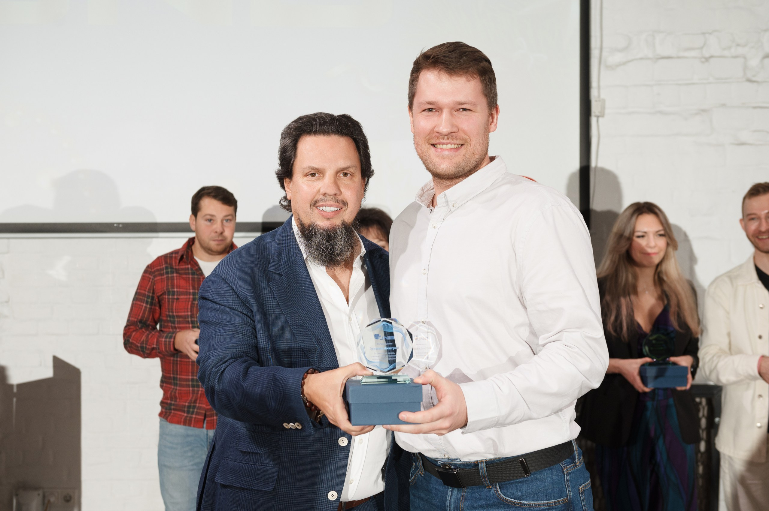 Новогодний корпоратив в стиле Неоновая вечеринка. Праздничное агентство ПИОН