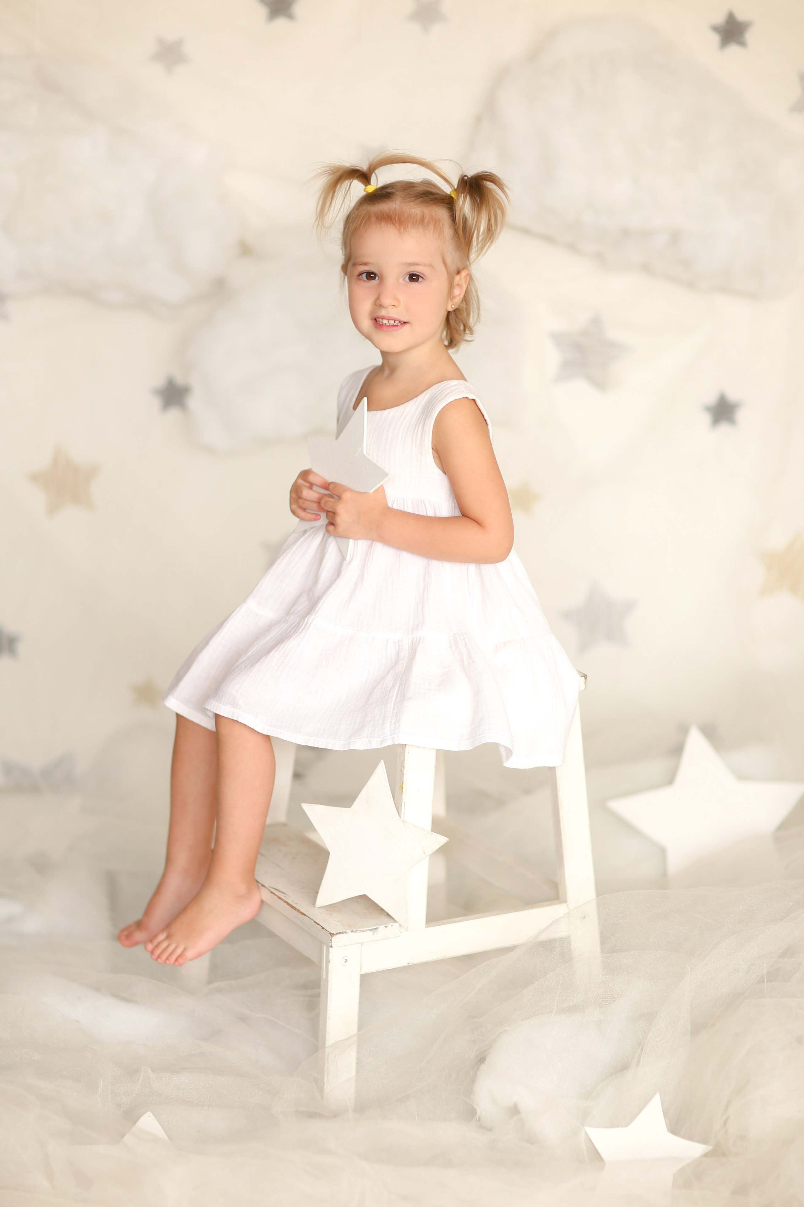 Общее фото в детском саду с выездным реквизитом в Тюмени. Выпускные альбомы в Тюмени для школ, садов, вузов спортивных секций