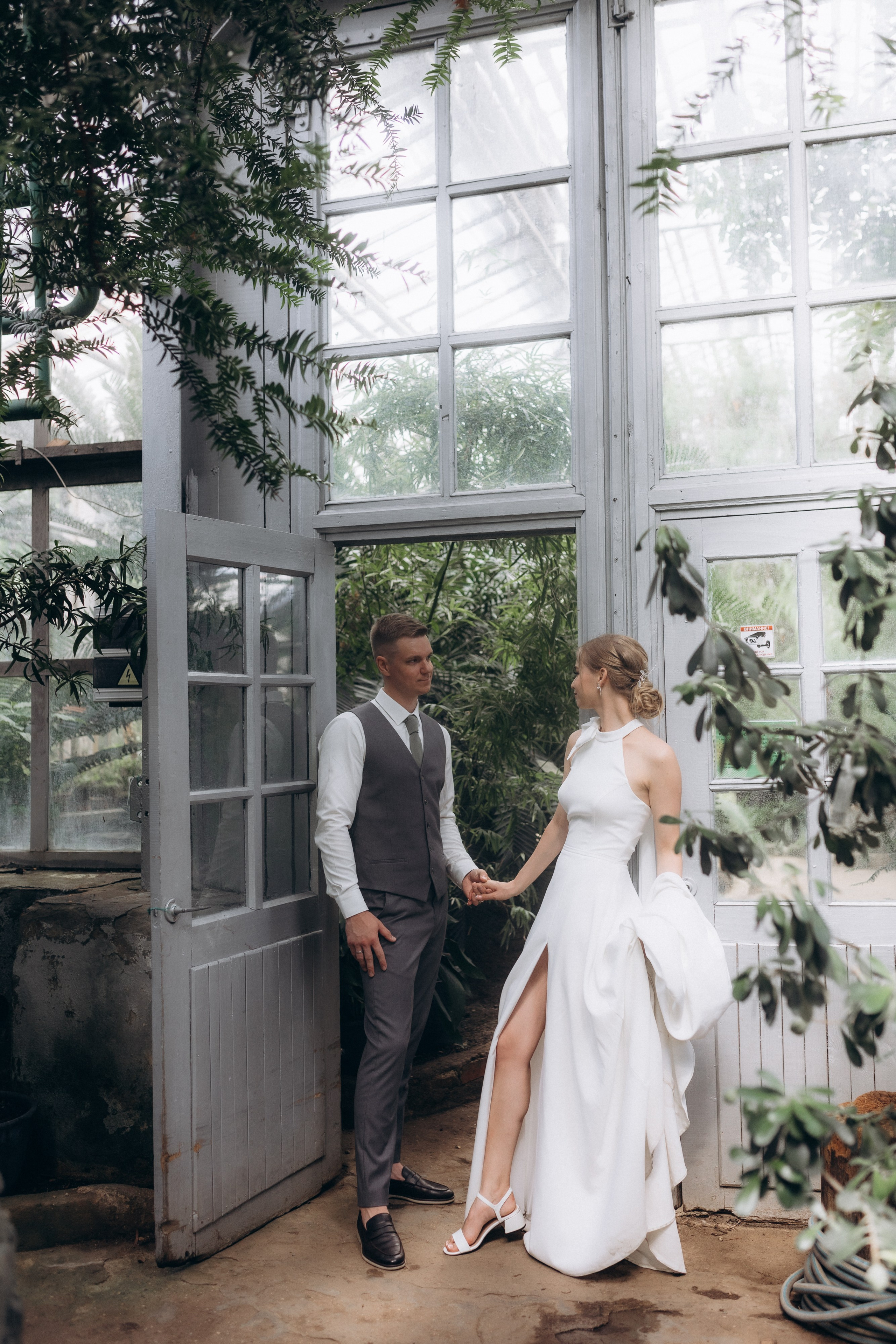 Свадебная фотосессия в Главном Ботаническом саду и в оранжерее. Свадебный фотограф в Москве Мария Крош