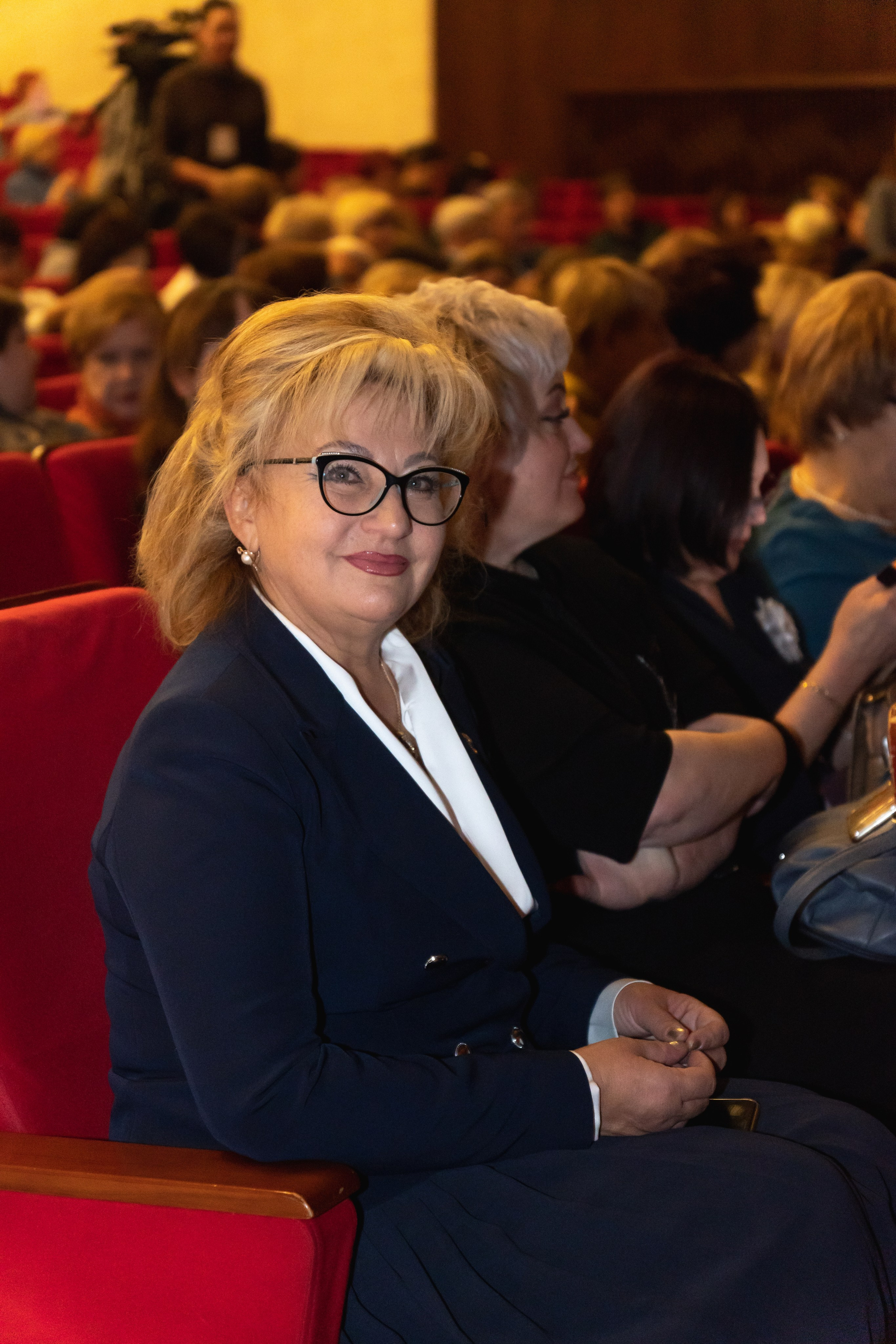 Музыкальный театр. Занимаюсь профессиональной фотографией и живу рядом с Байкалом. Работаю в разных жанрах