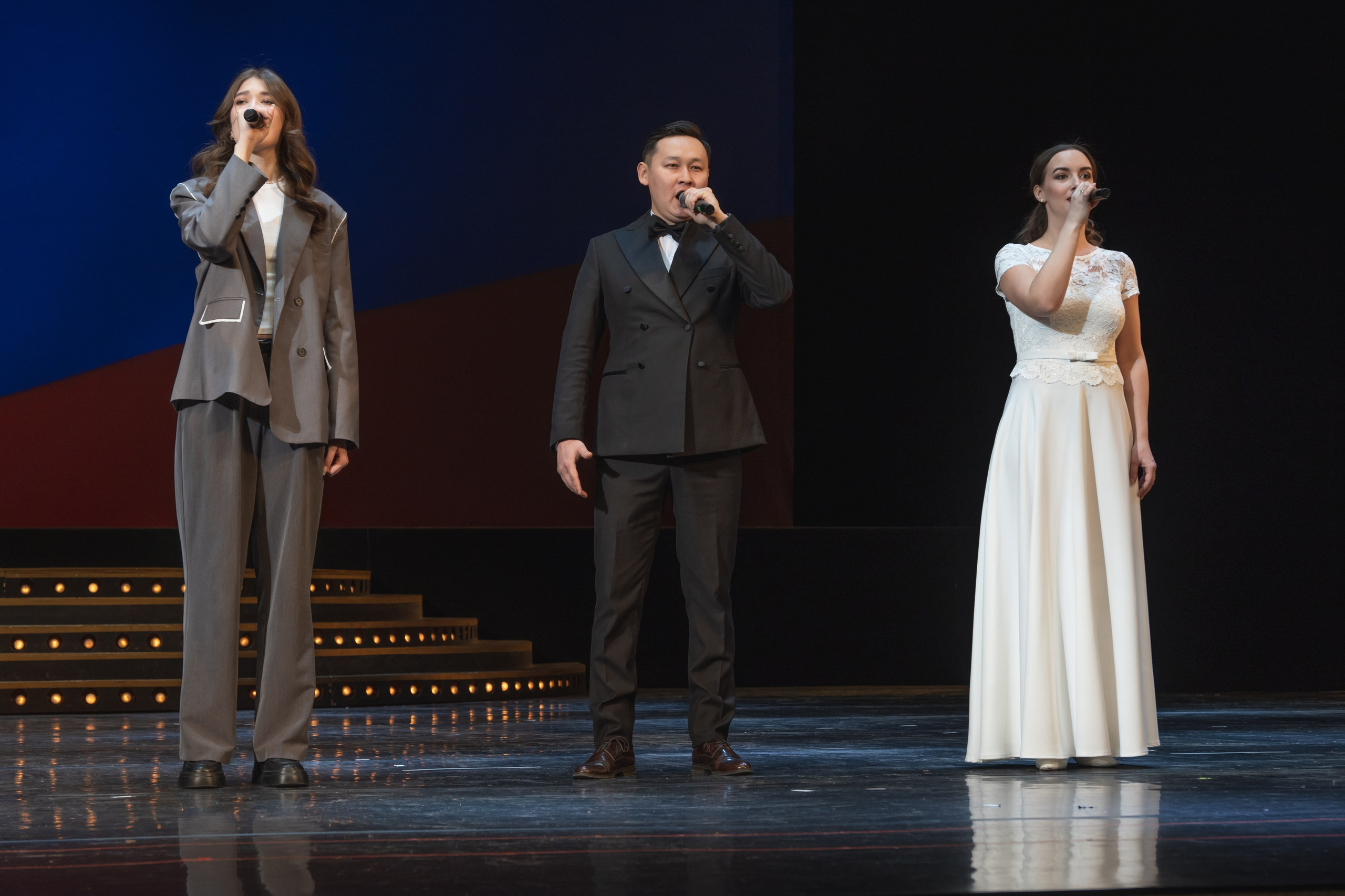 Музыкальный театр. Занимаюсь профессиональной фотографией и живу рядом с Байкалом. Работаю в разных жанрах