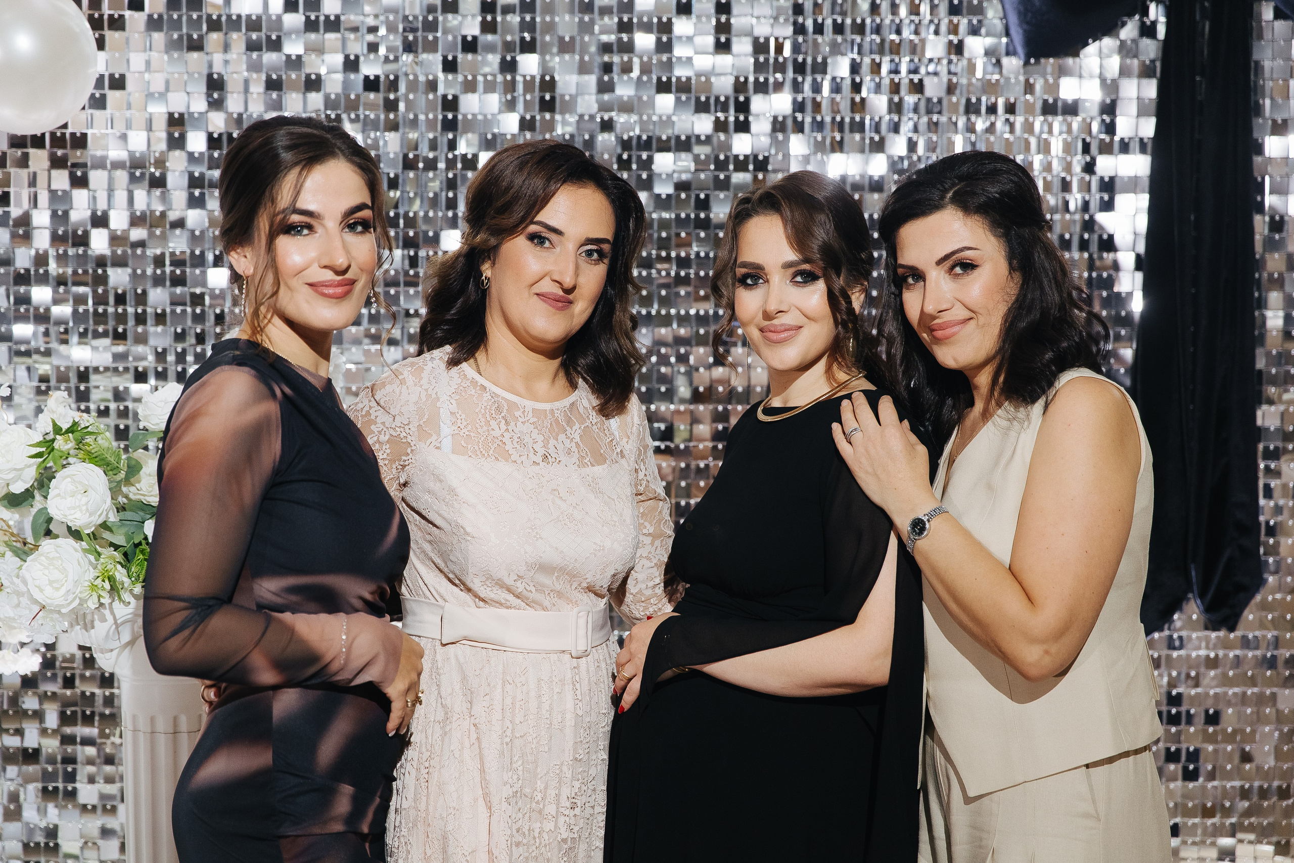 Ани и Назели. 35&5 День рождения, «Янтарь». Фотограф в Красноярске Надежда Воскресенская