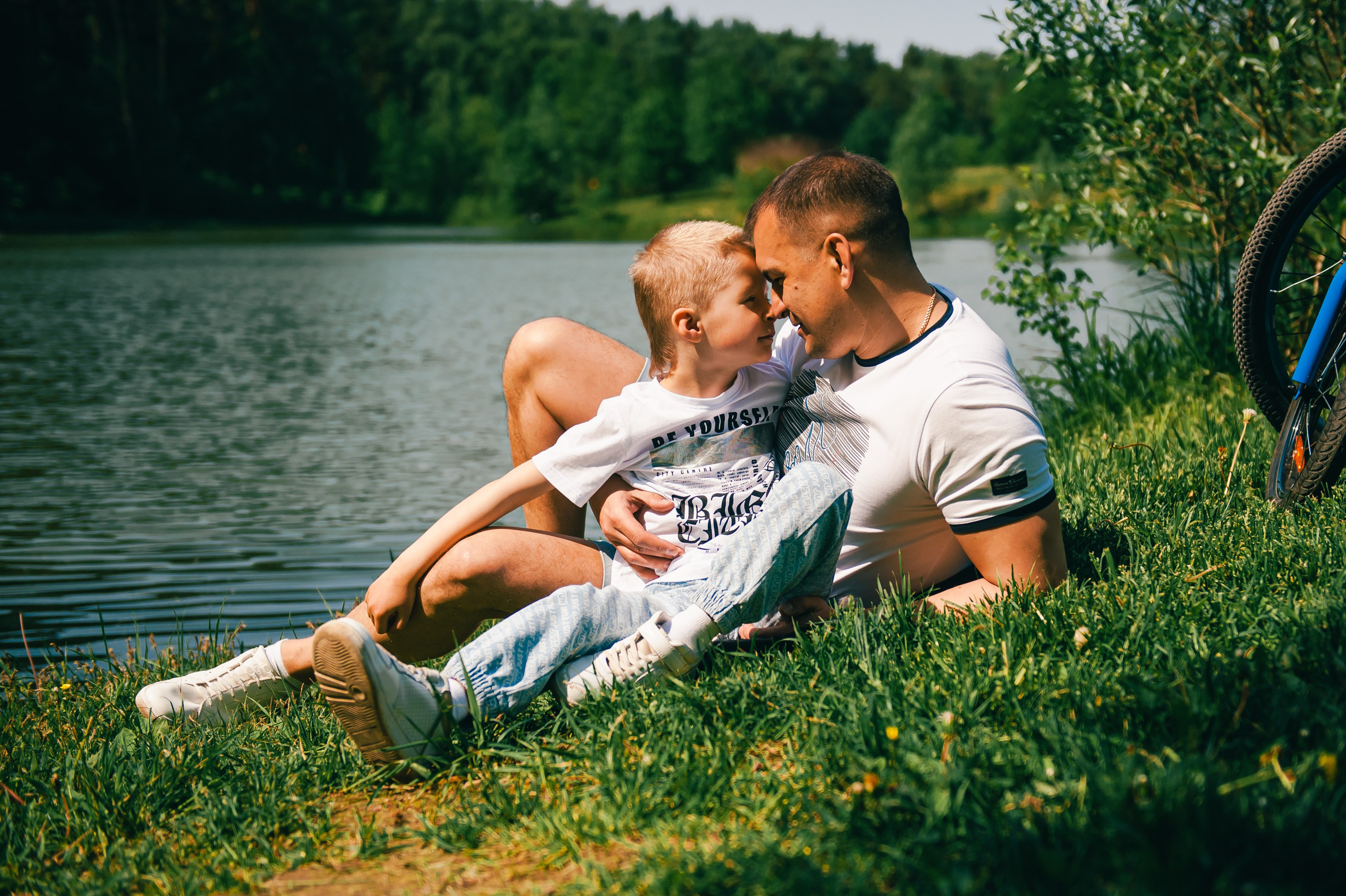 папа с сыном на природе. у пруда