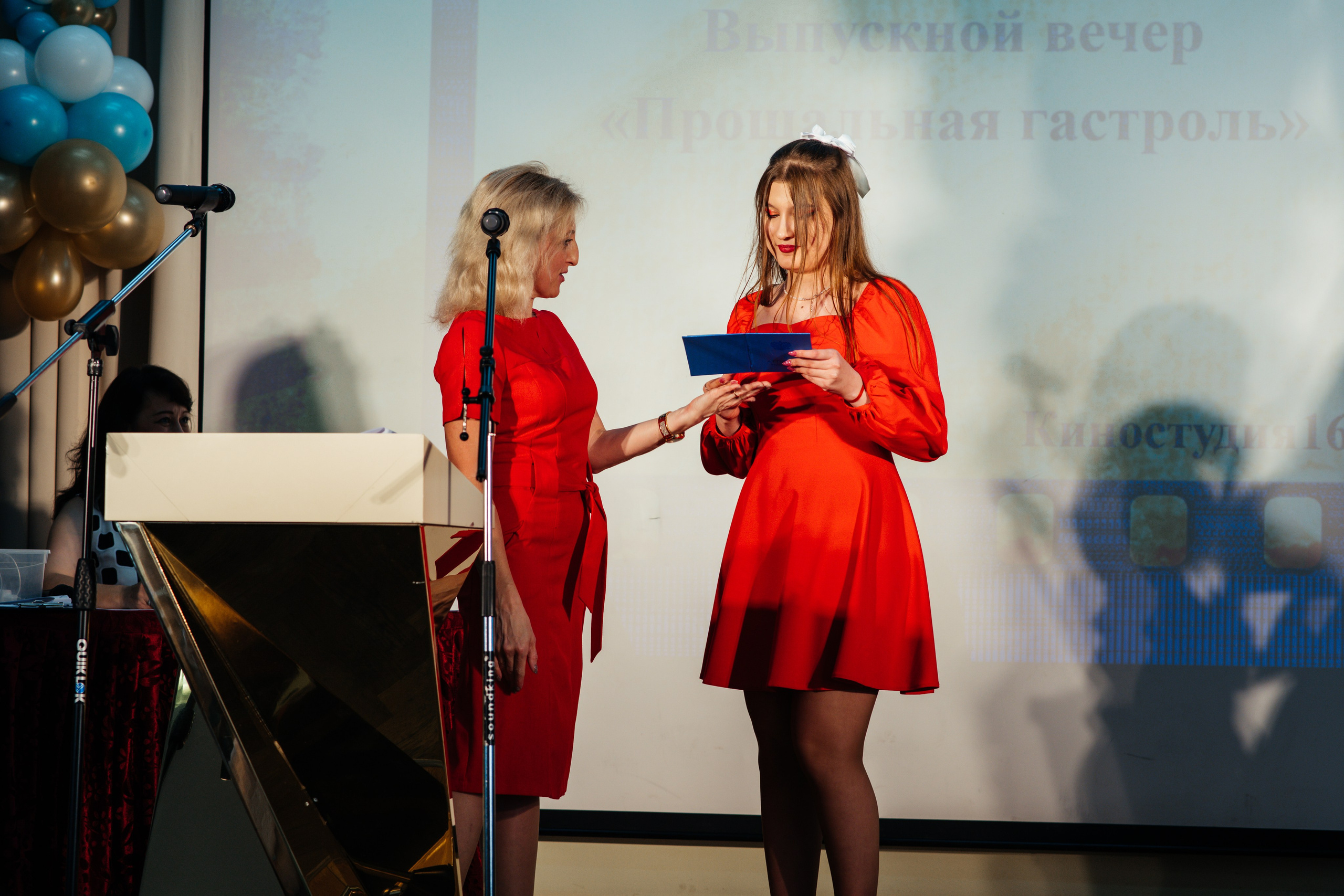 Вручение аттестатов. Выпускные альбомы в Подольске Москве и МО