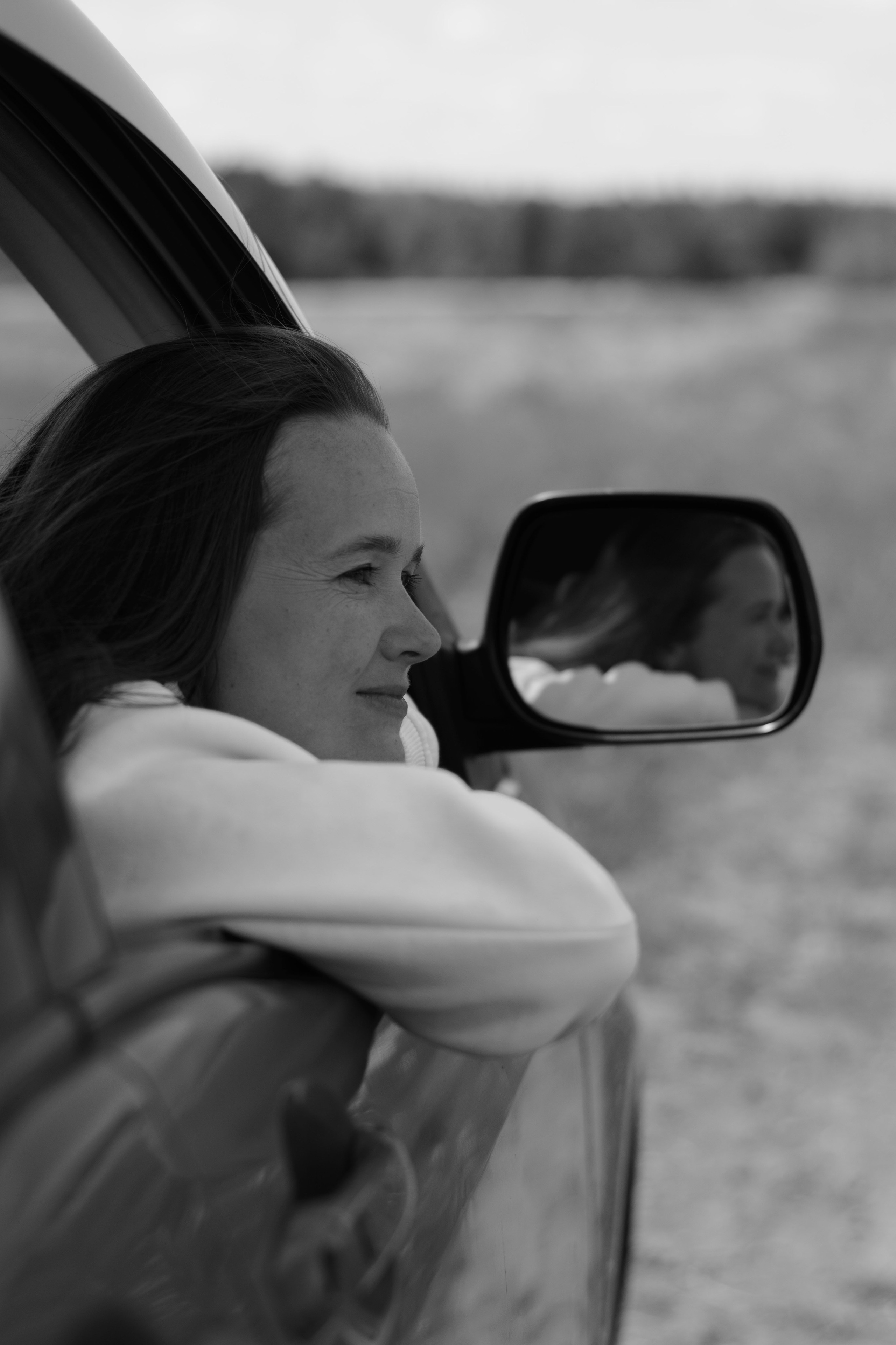 Ольга. Женский портрет в поле с машиной. Портретный фотограф в Санкт-Петербурге Наталья Родионова