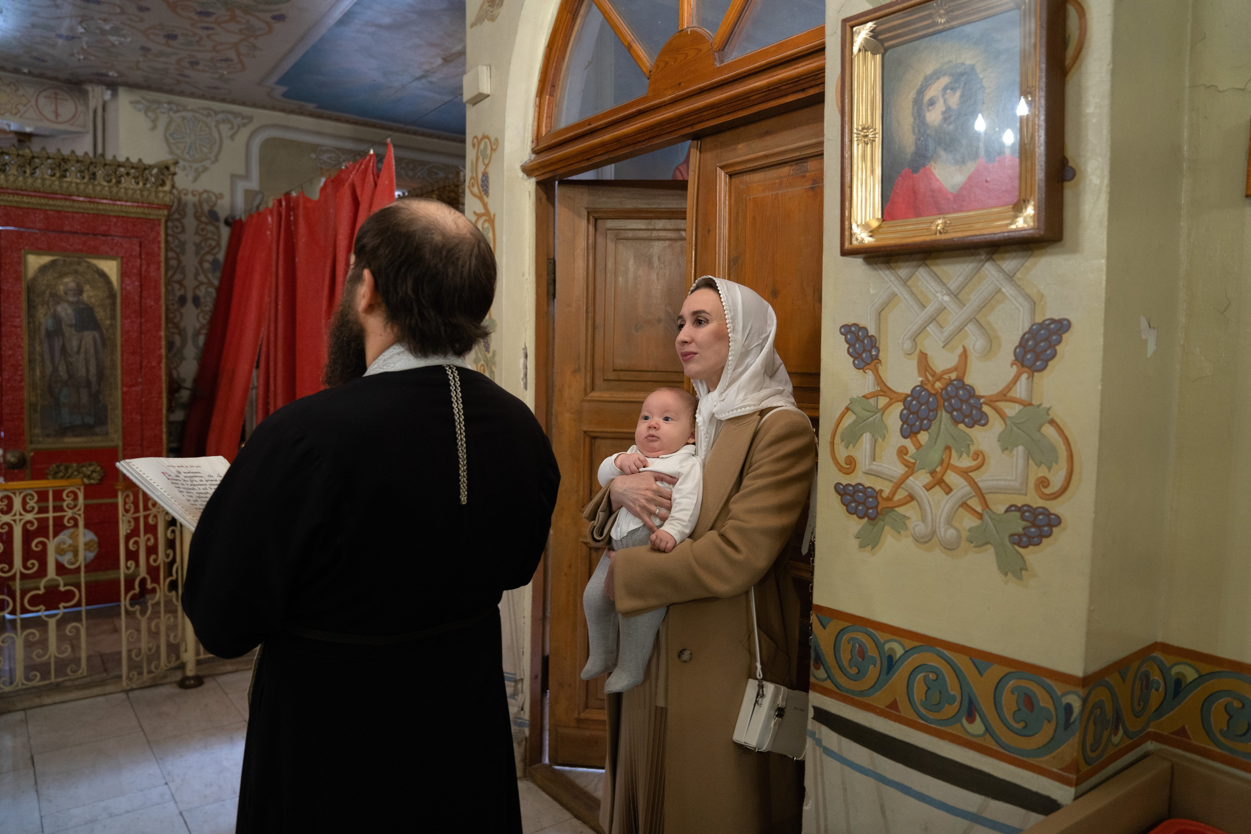 Съемка Таинства Крещения в храме Архангела Михаила в Тропареве. Семейный и детский фотограф в Москве Екатерина Офицерова