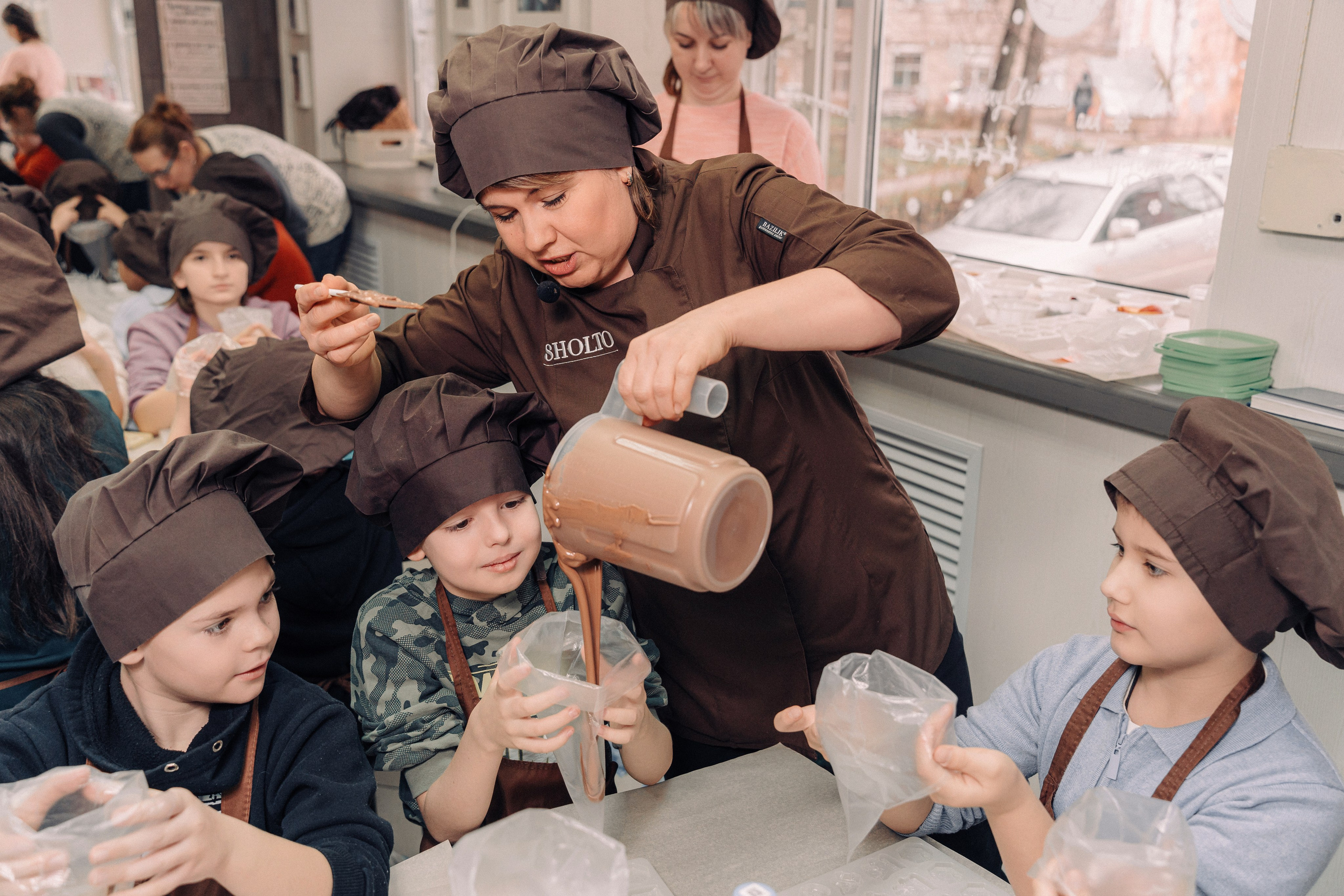 Дети готовят шоколад.