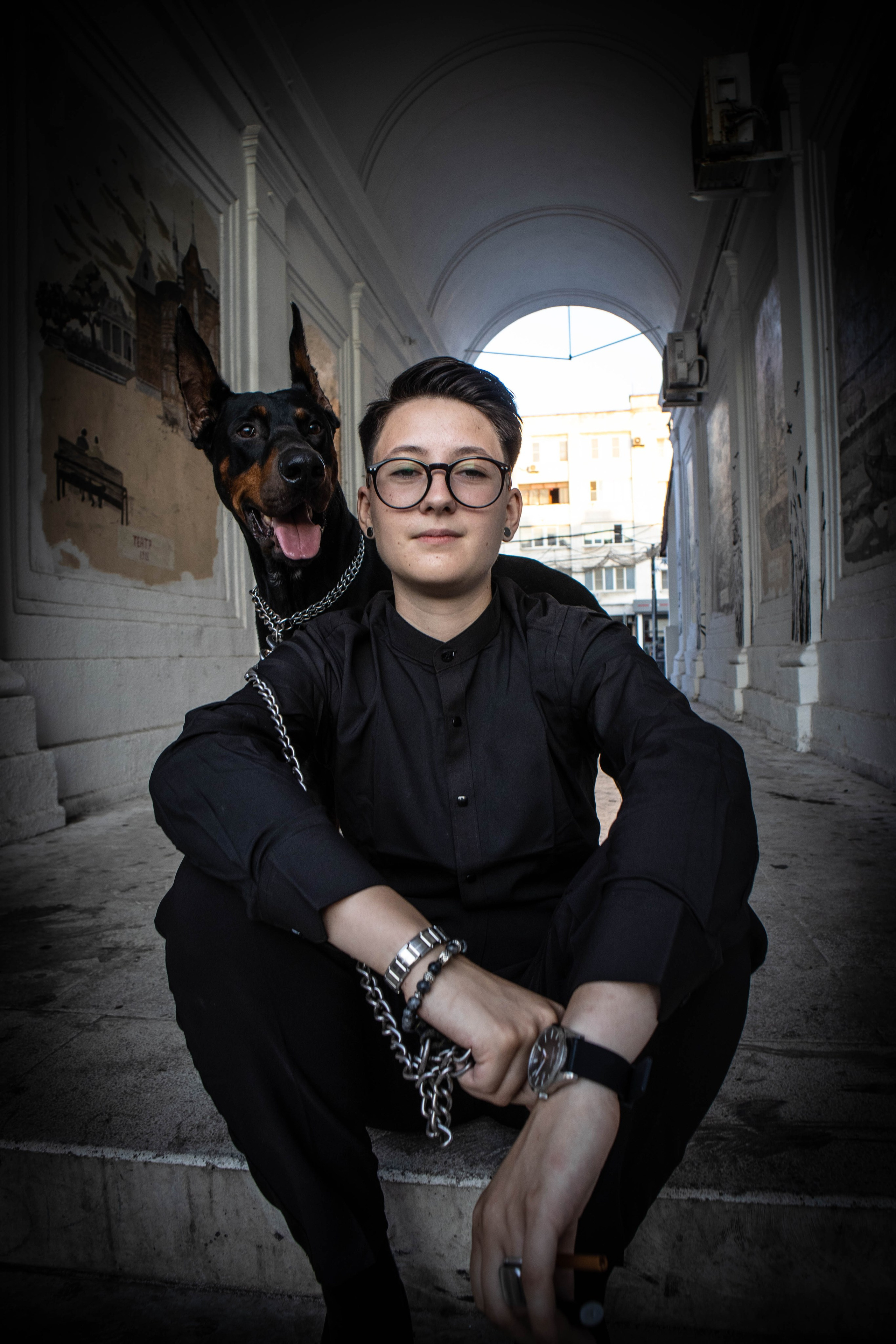 «Жизнь в ритме шага: пара с доберманом». Уличный фотограф Города N