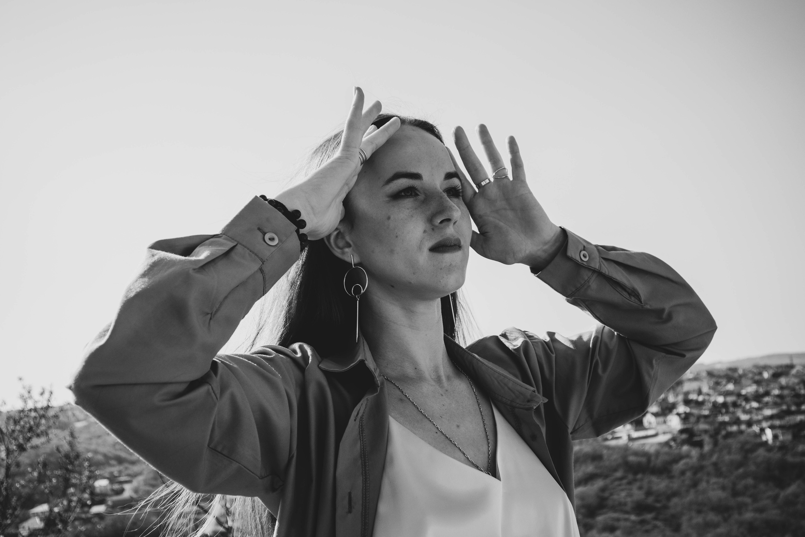 «Деревья шепчут, горы молчат». Уличный фотограф Города N