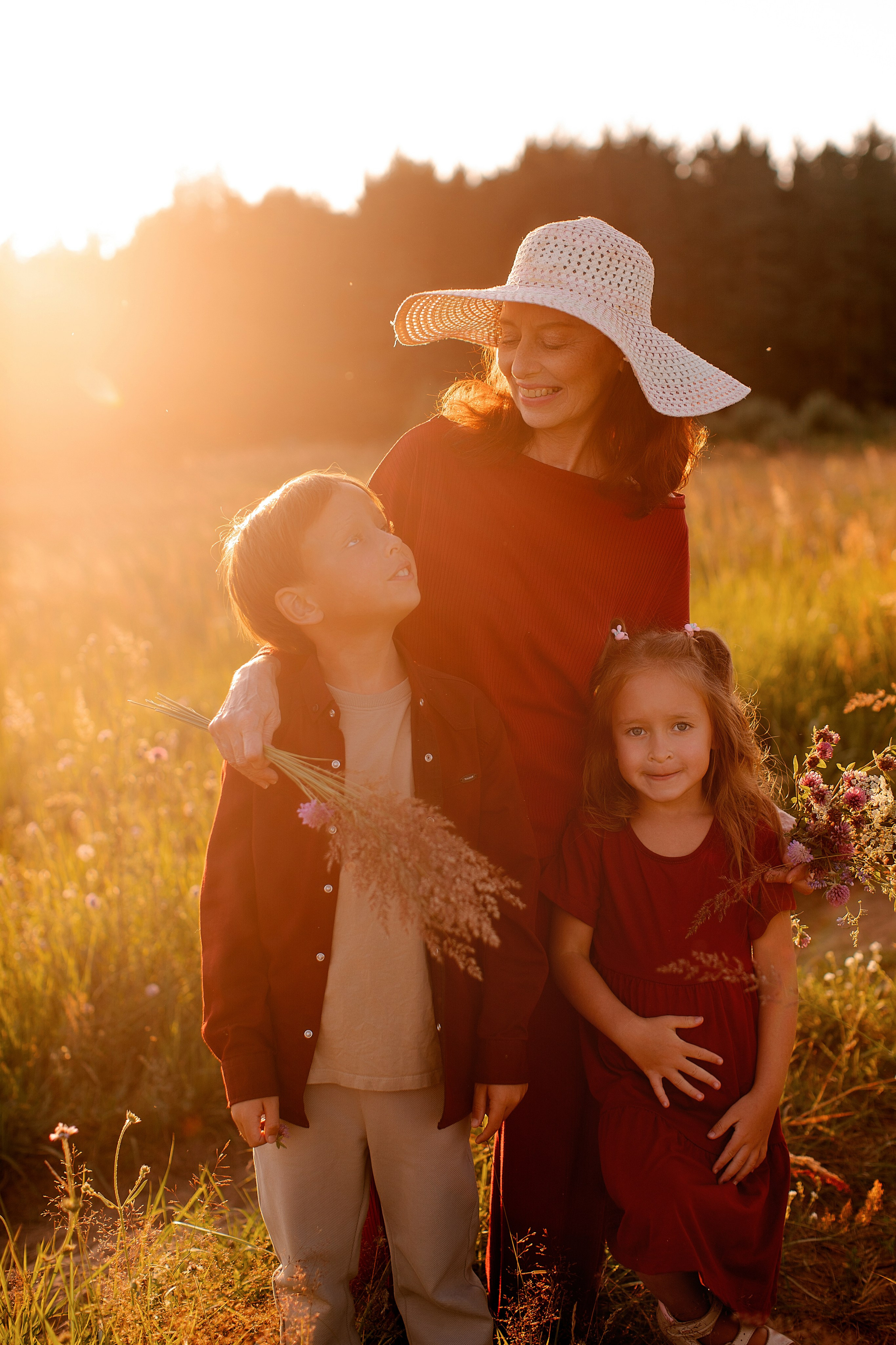 Фотосессия большой семьи в поле